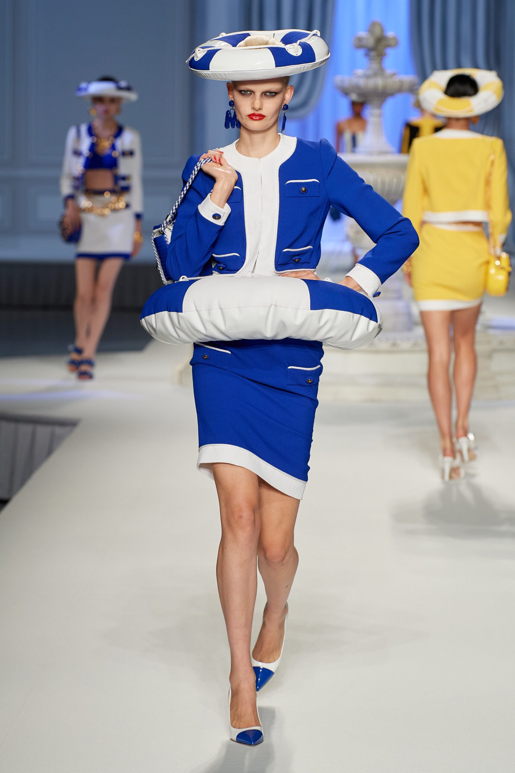 Moschino S/S 23 Look 26