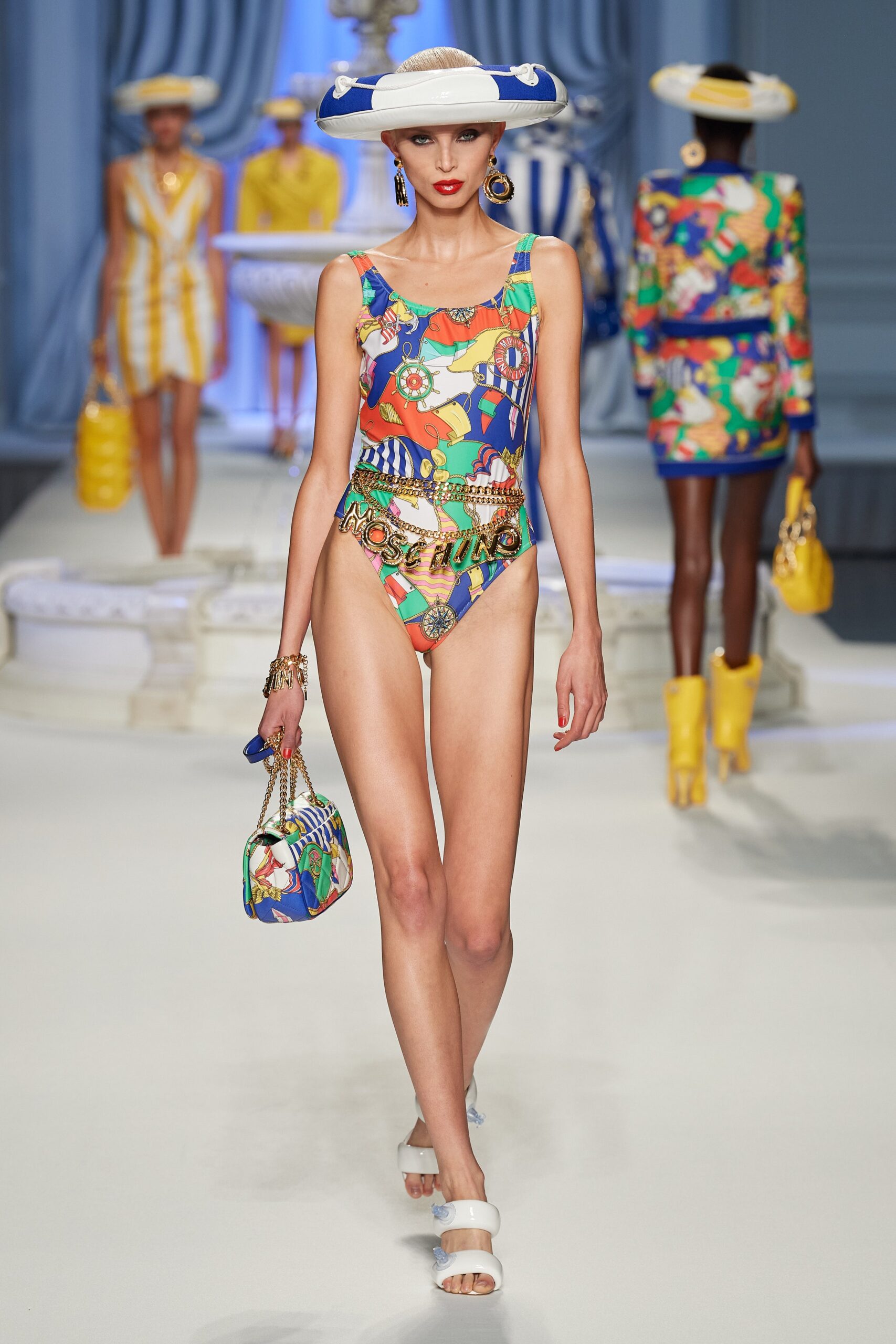 Moschino S/S 23 Look 31