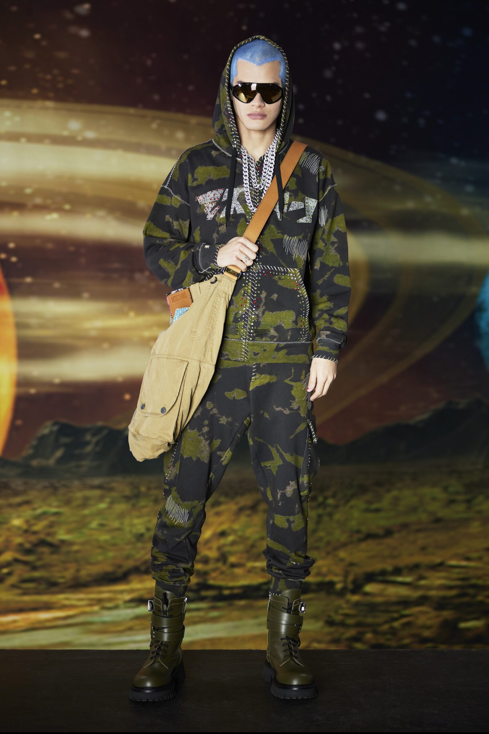 Moschino F/W 22 Look 32