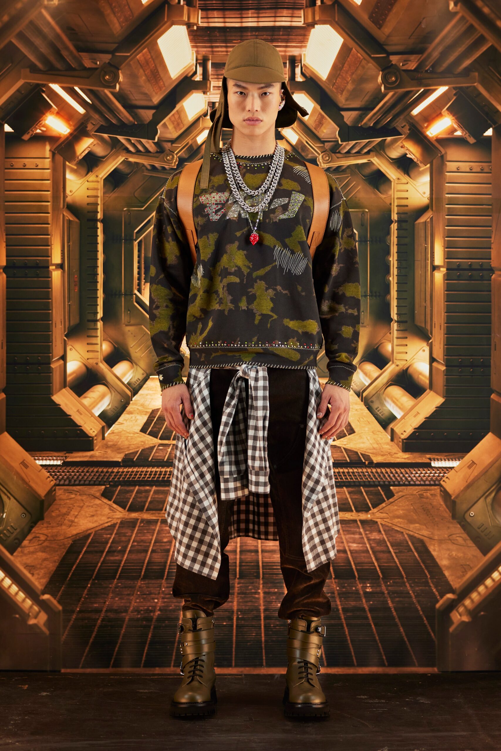 Moschino F/W 22 Look 33