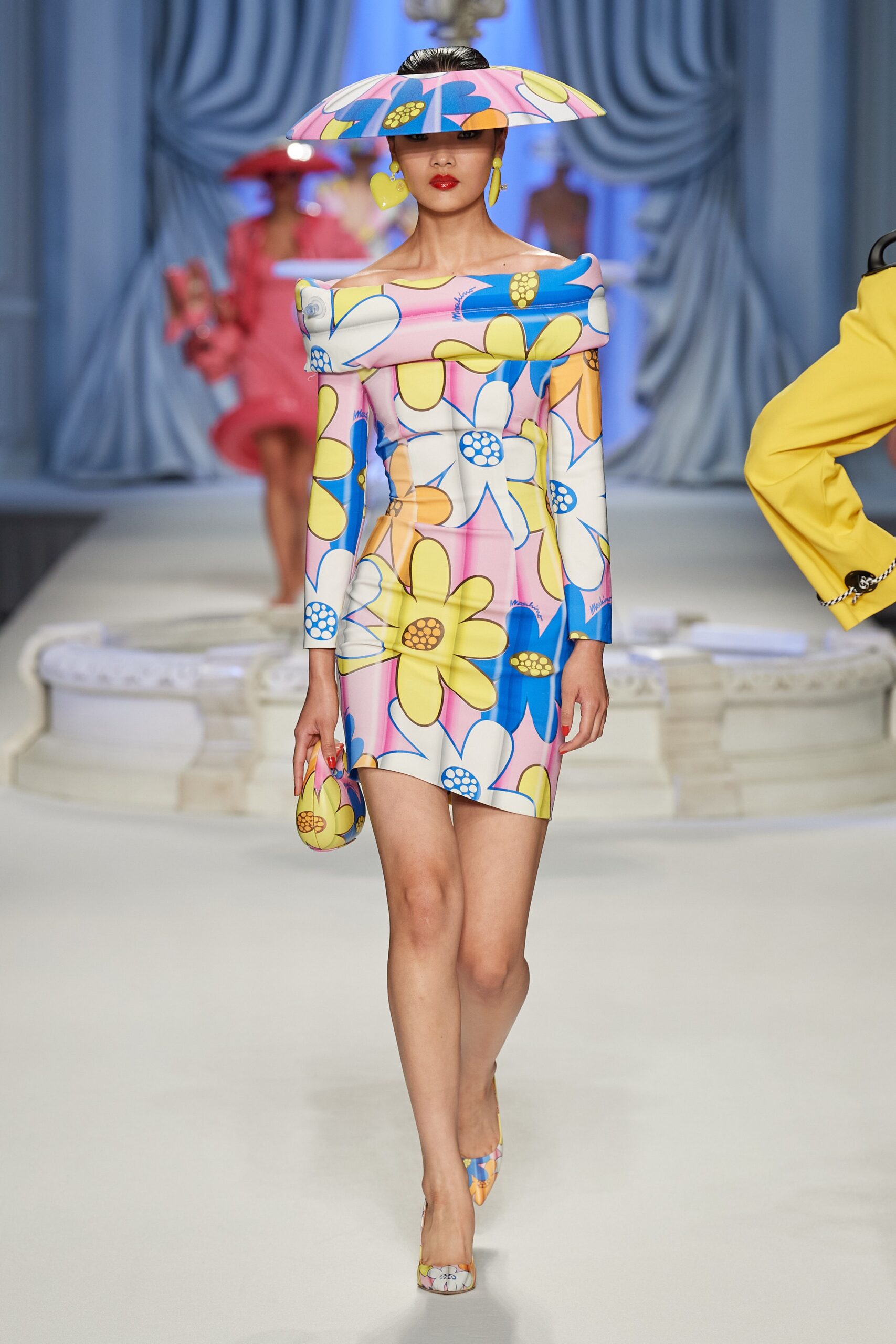 Moschino S/S 23 Look 34
