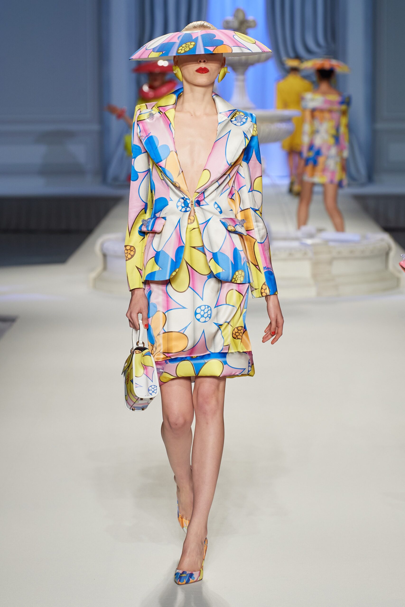 Moschino S/S 23 Look 36