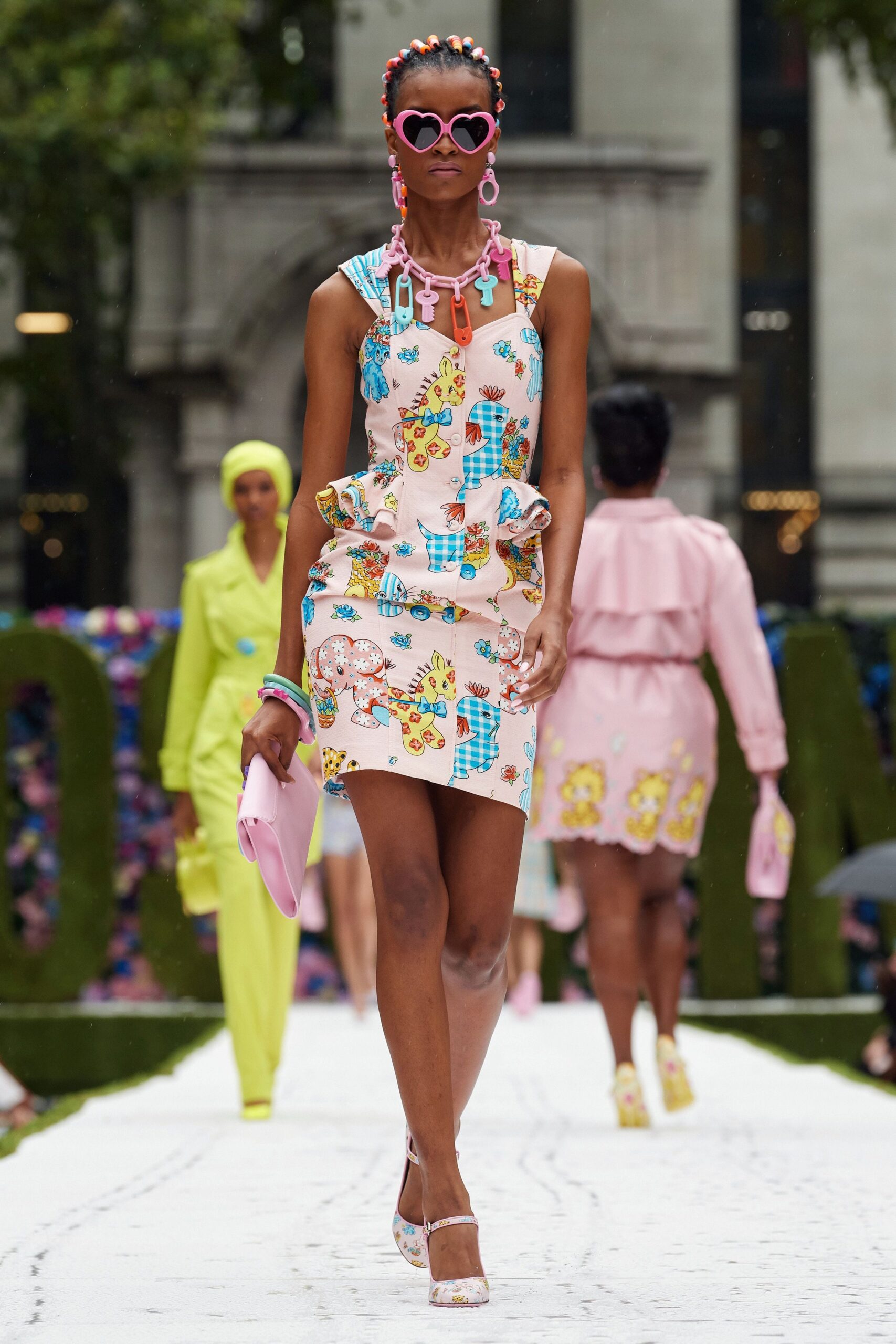 Moschino S/S 22 Look 37