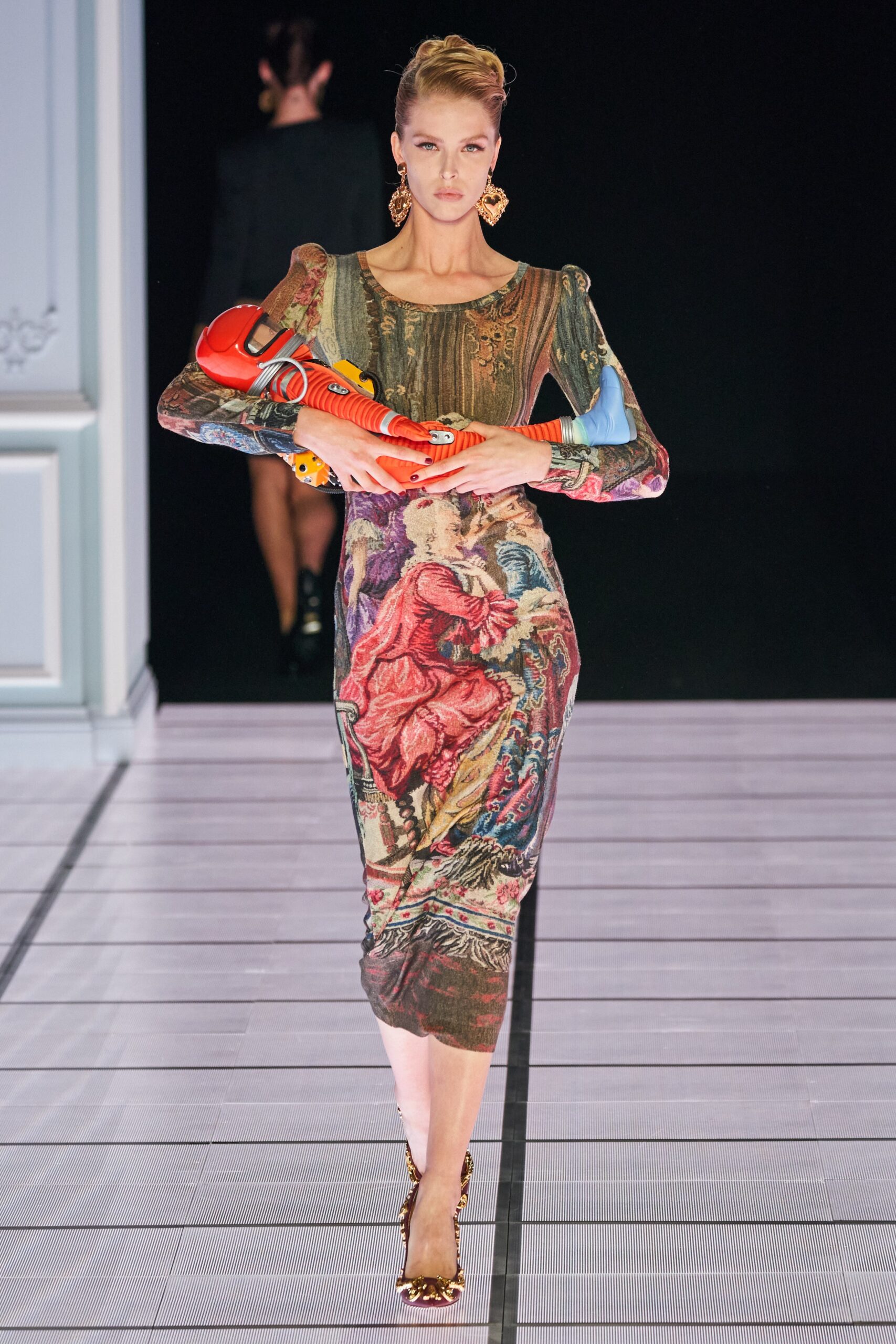 Moschino F/W 22 Look 39