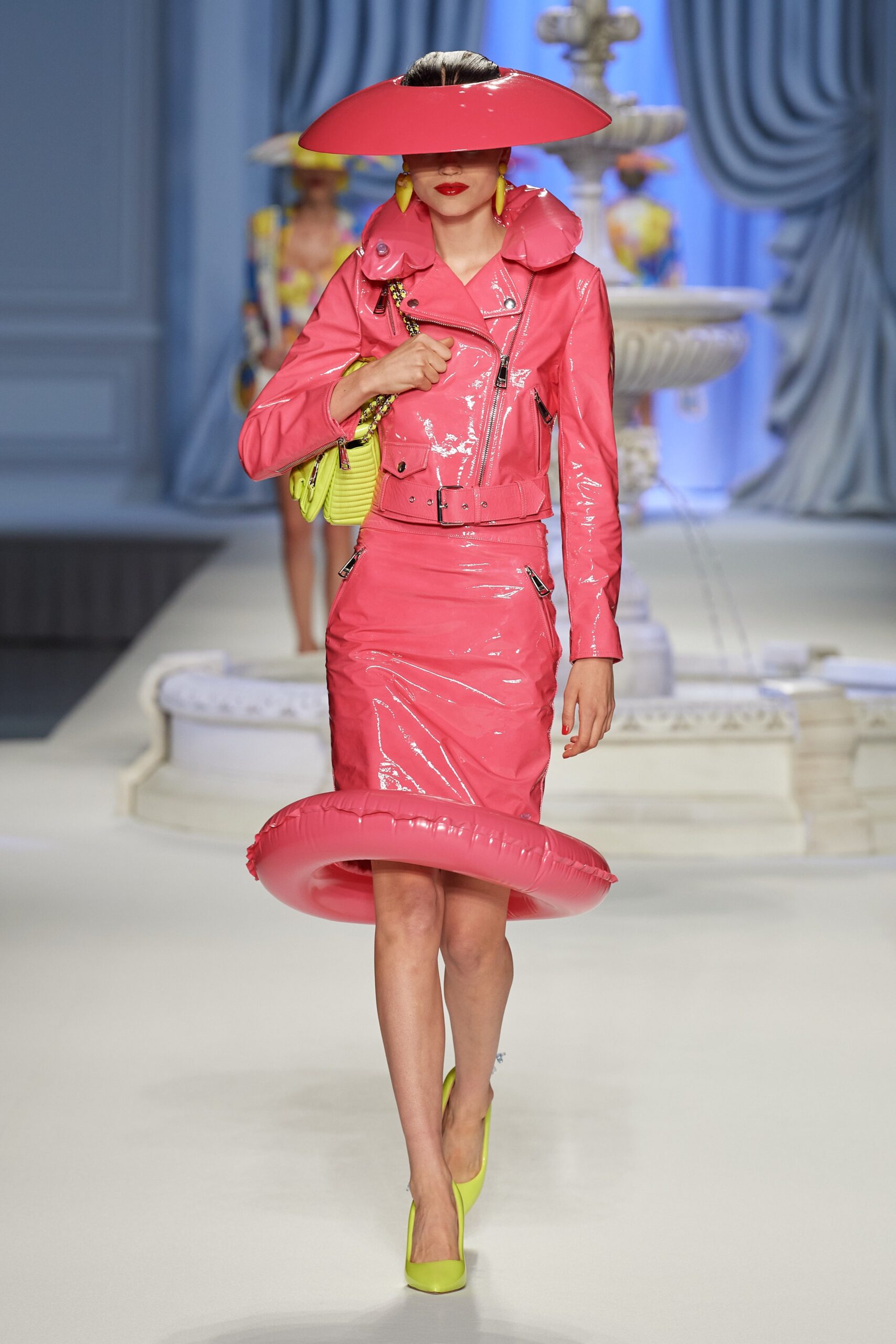 Moschino S/S 23 Look 39