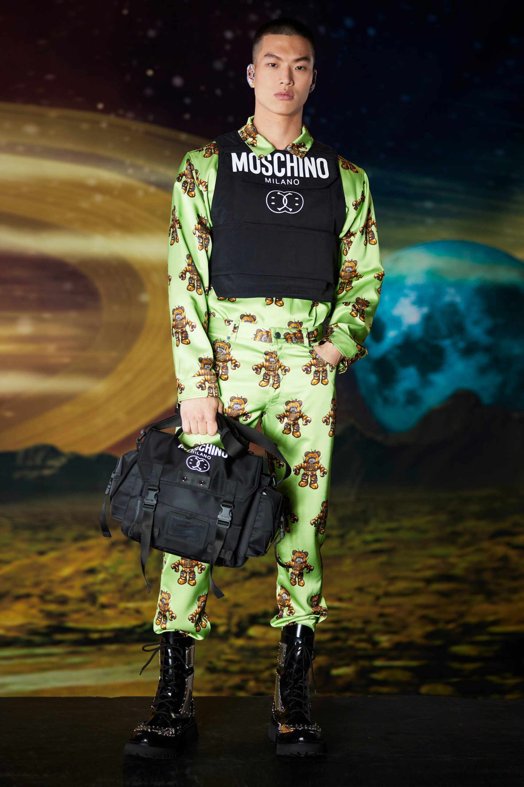 Moschino F/W 22 Look 43