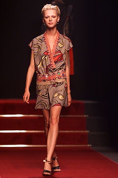 Moschino S/S 02 Look 32