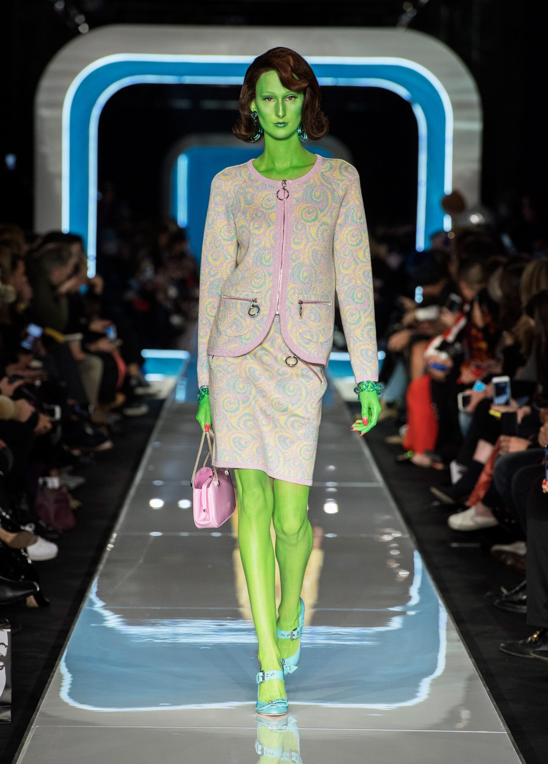 Moschino F/W 18 Look 61