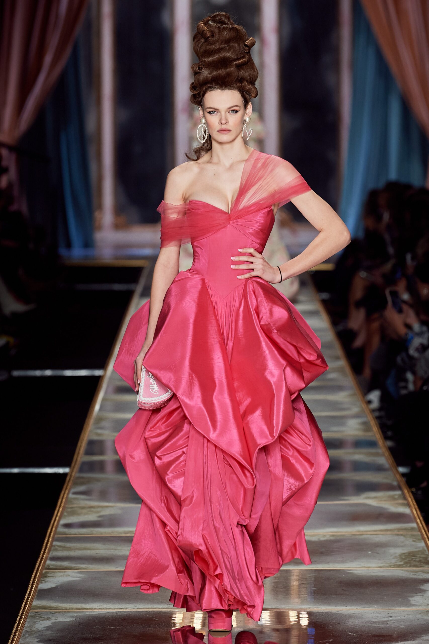 Moschino F/W 20 Look 4