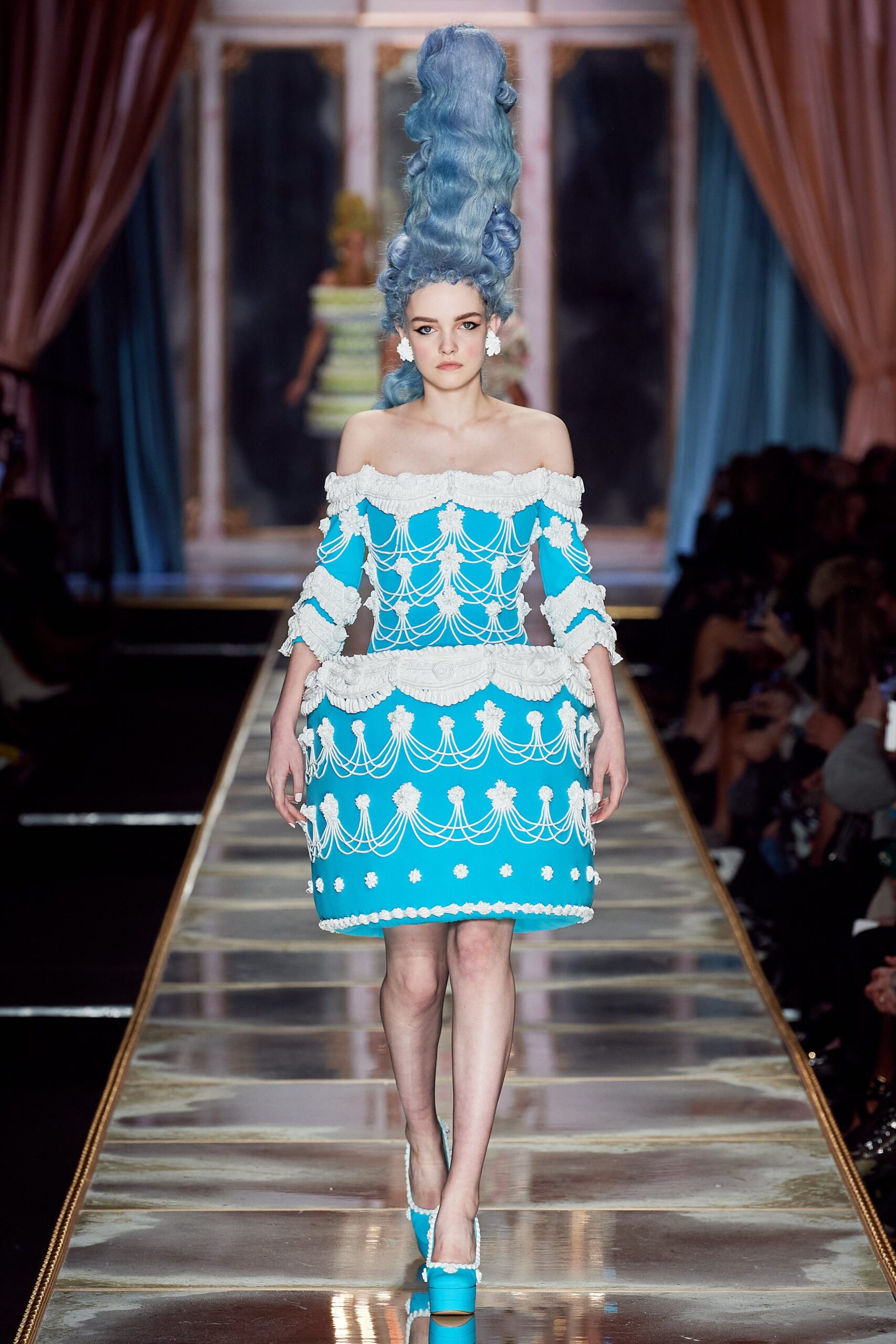 Moschino F/W 20 Look 6
