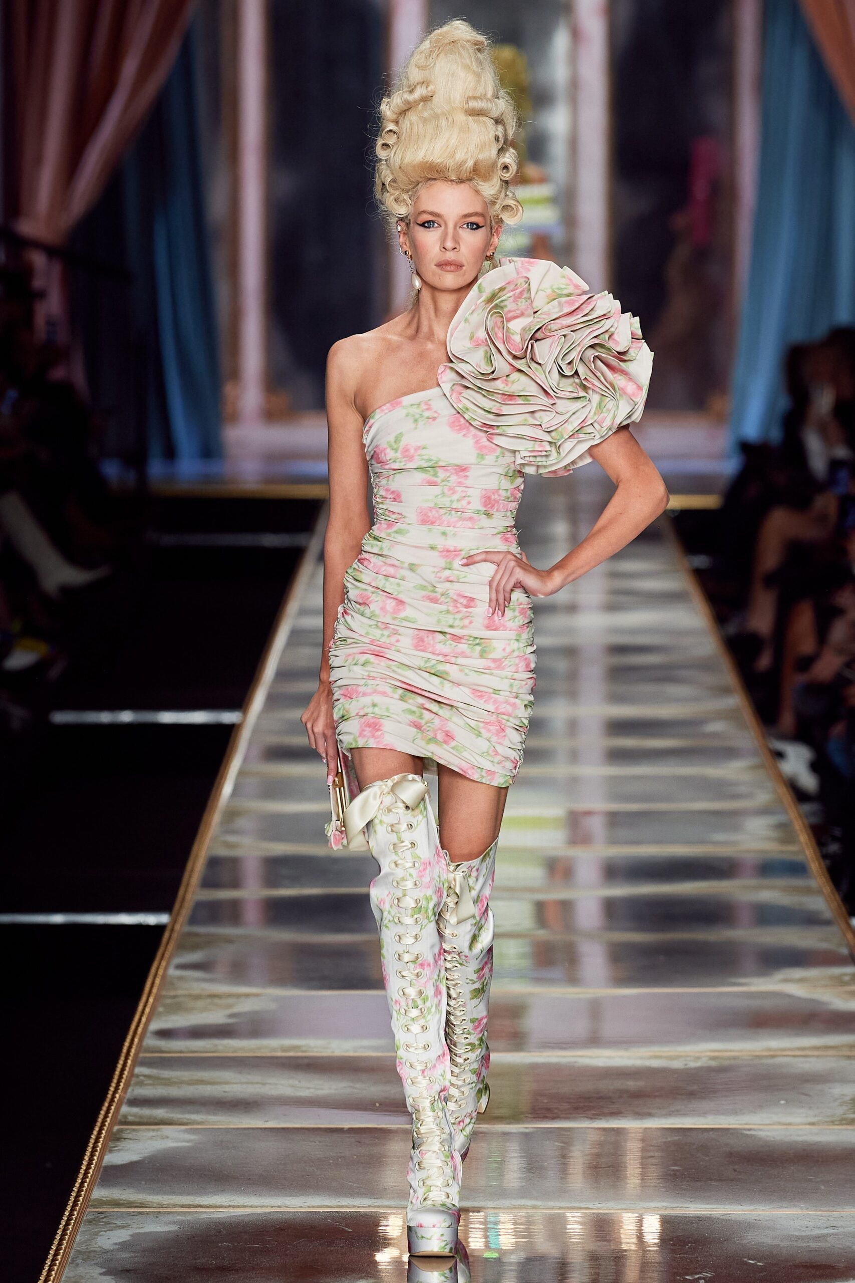 Moschino F/W 20 Look 7