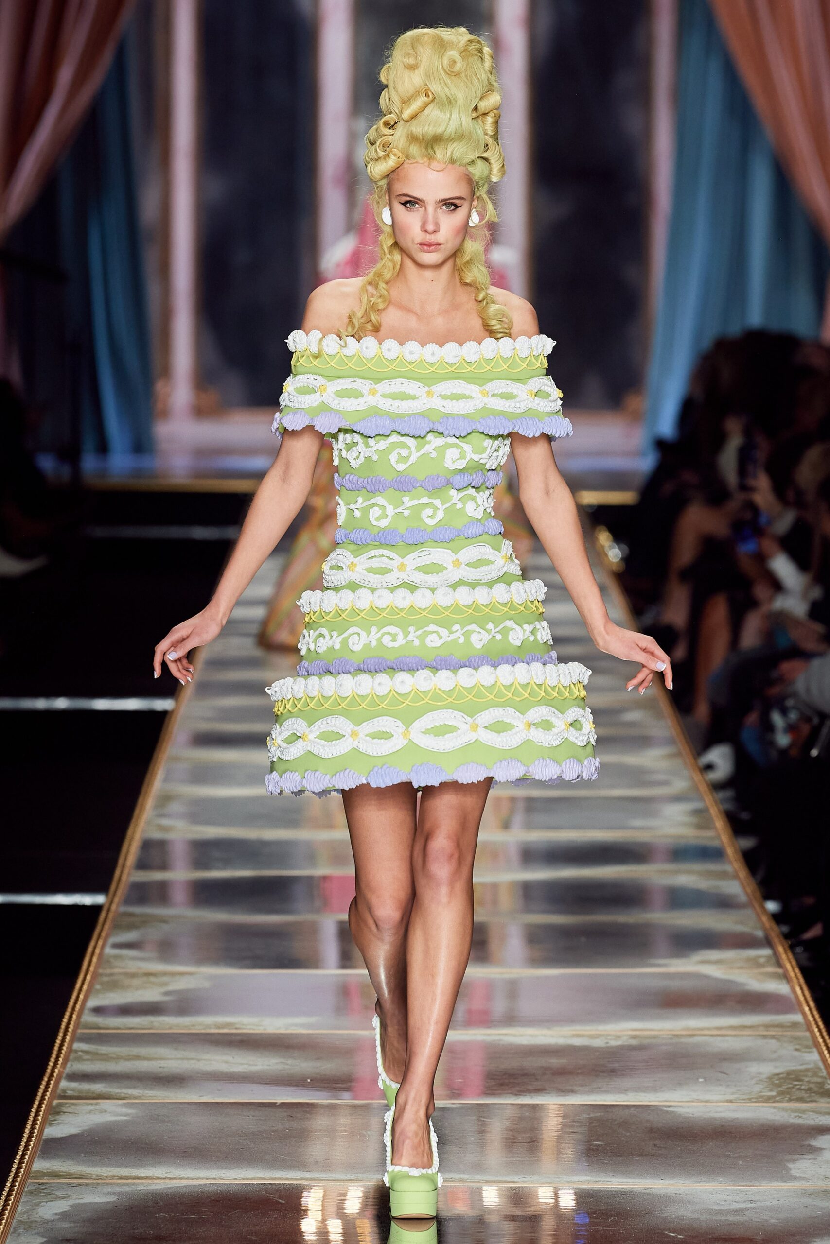 Moschino F/W 20 Look 8
