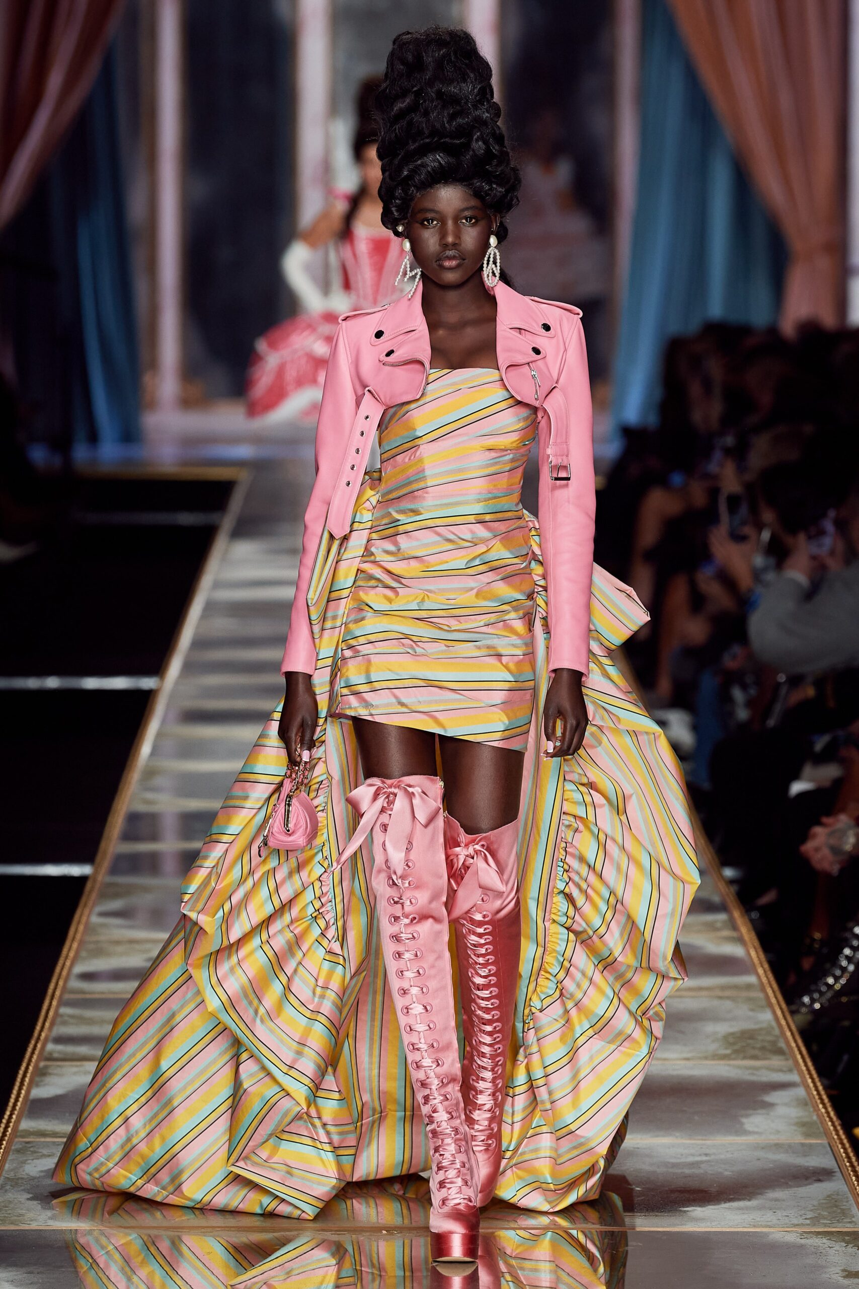 Moschino F/W 20 Look 9