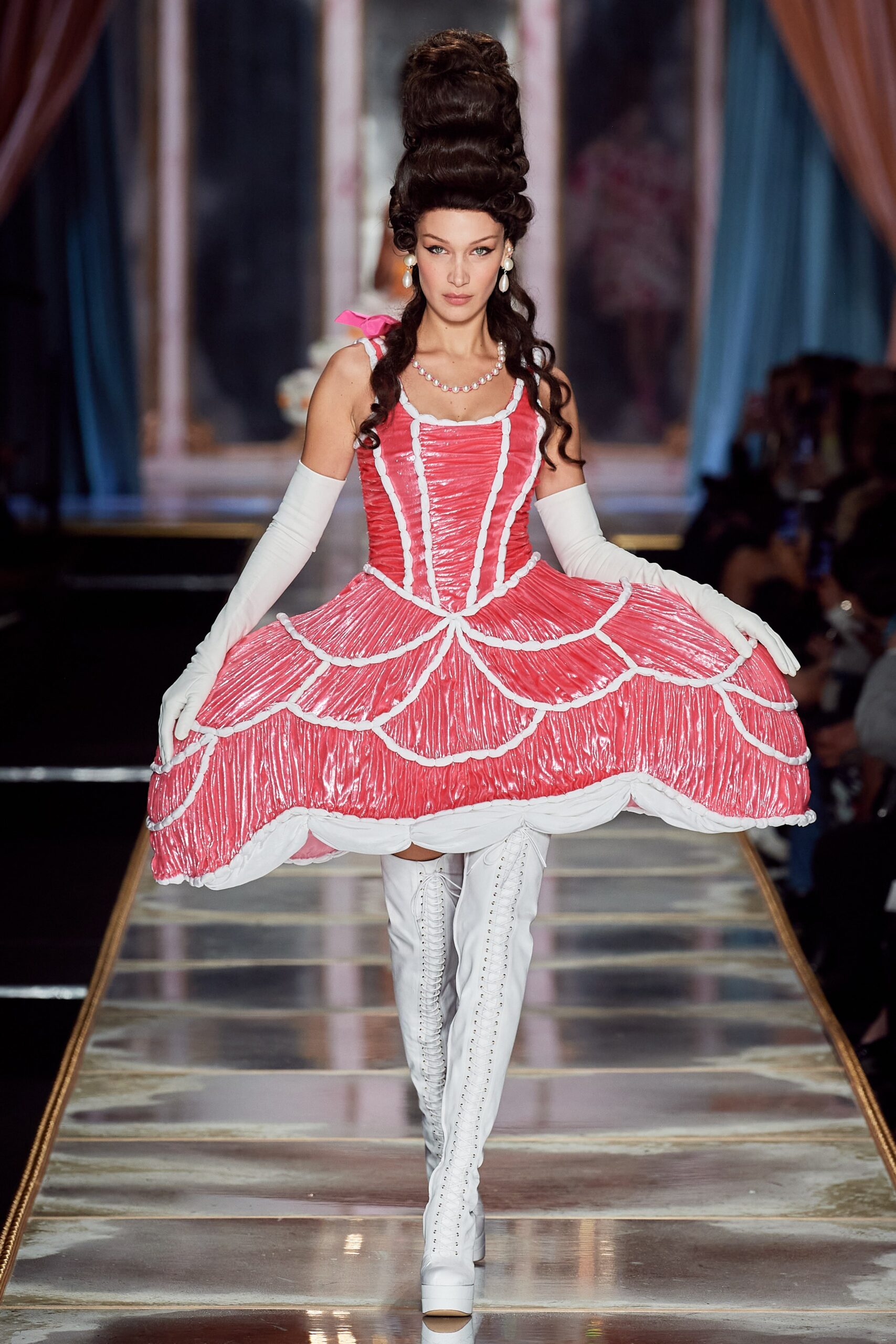 Moschino F/W 20 Look 10