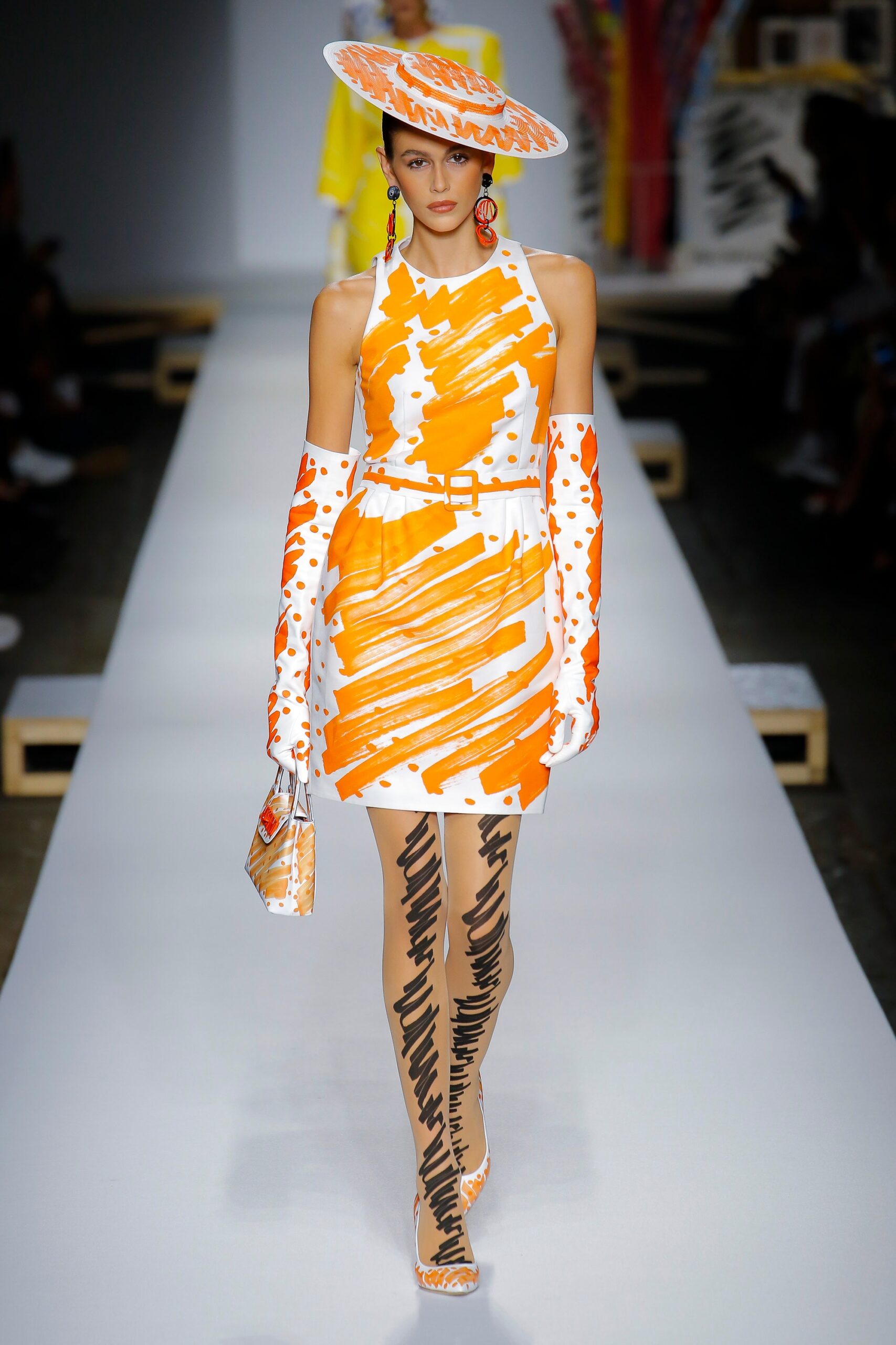 Moschino S/S 19 Look 1