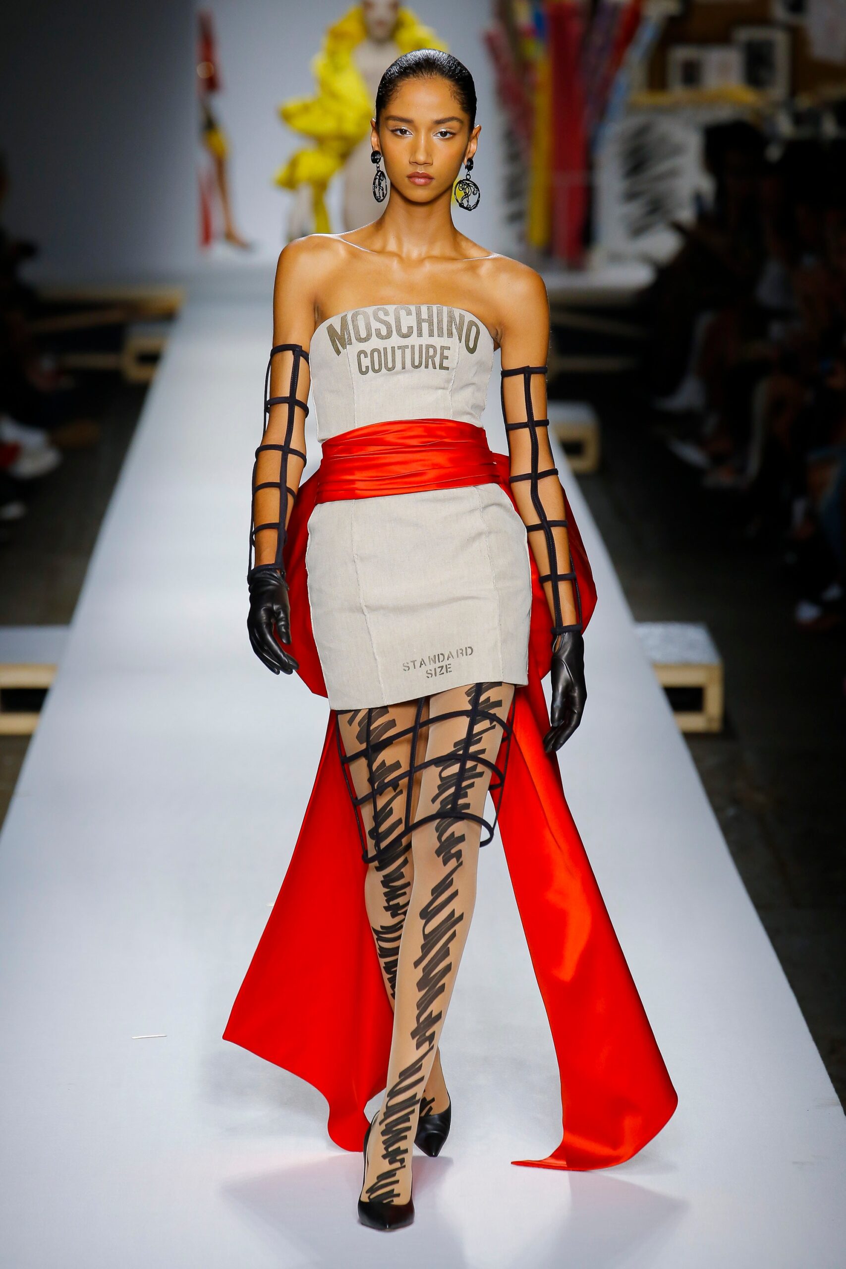 Moschino S/S 19 Look 17