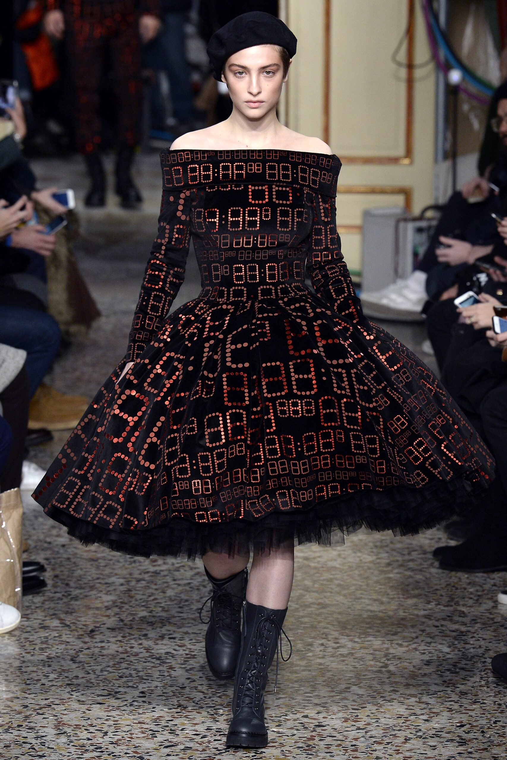 Moschino F/W 17 Look 11