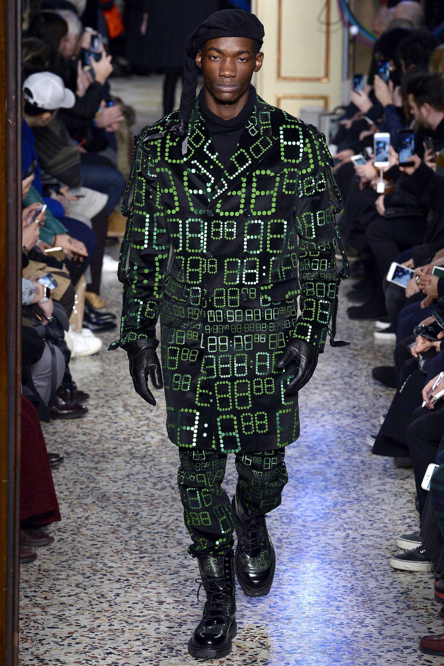 Moschino F/W 17 Look 13