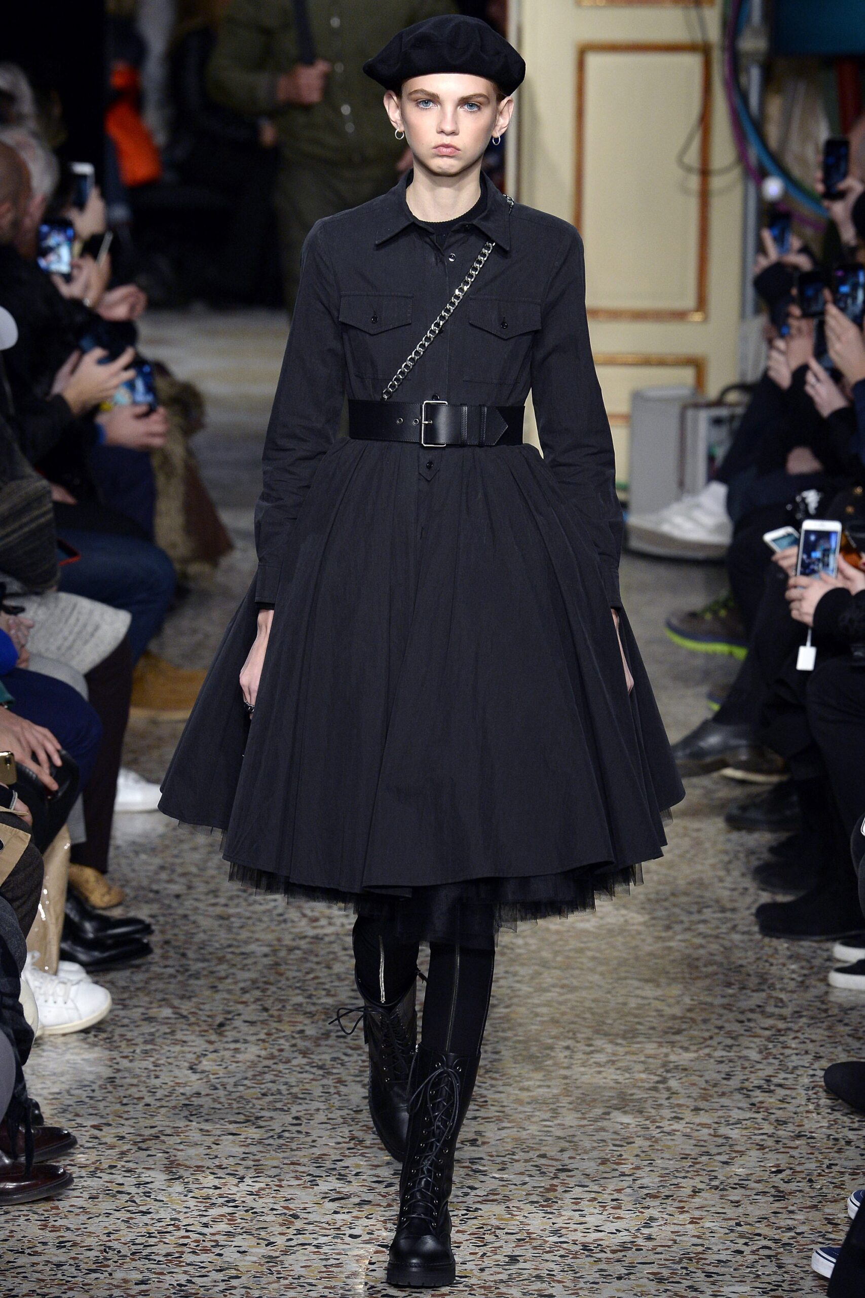 Moschino F/W 17 Look 14