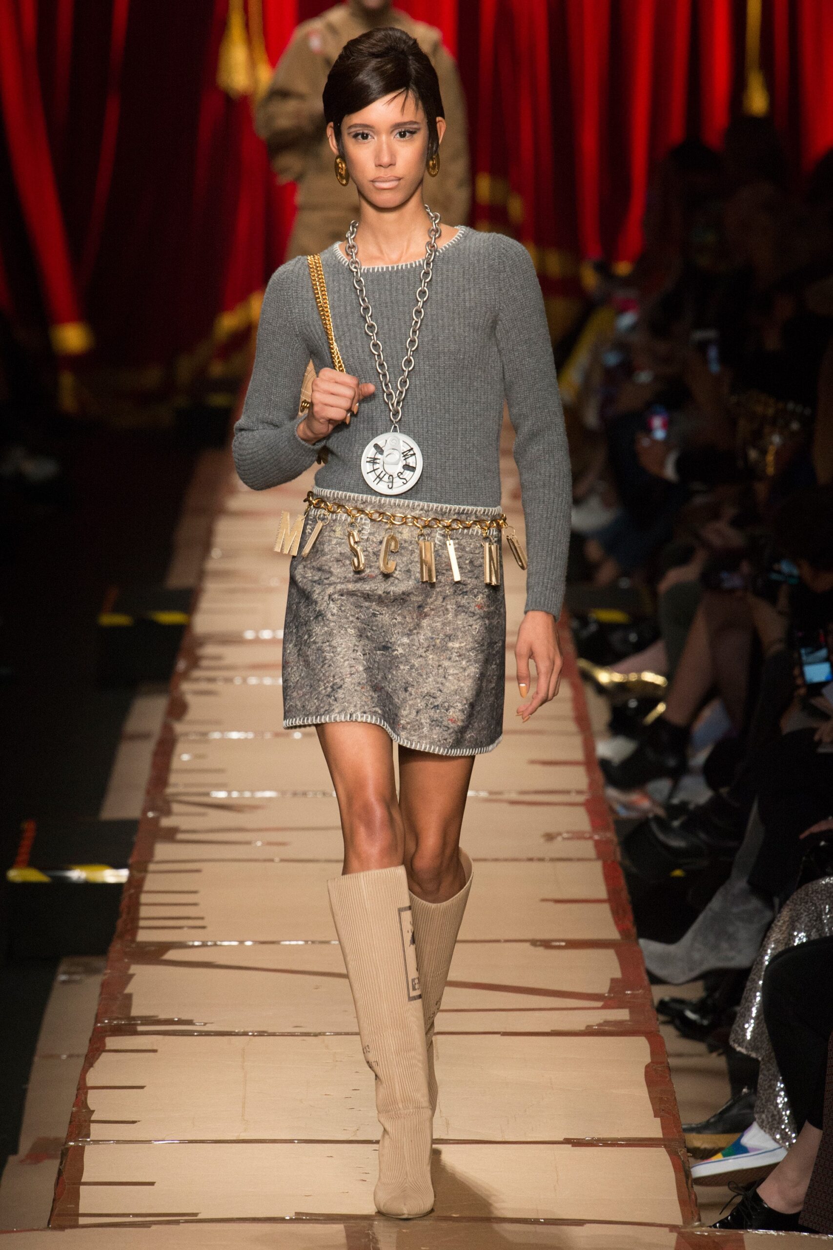 Moschino F/W 17 Look 5