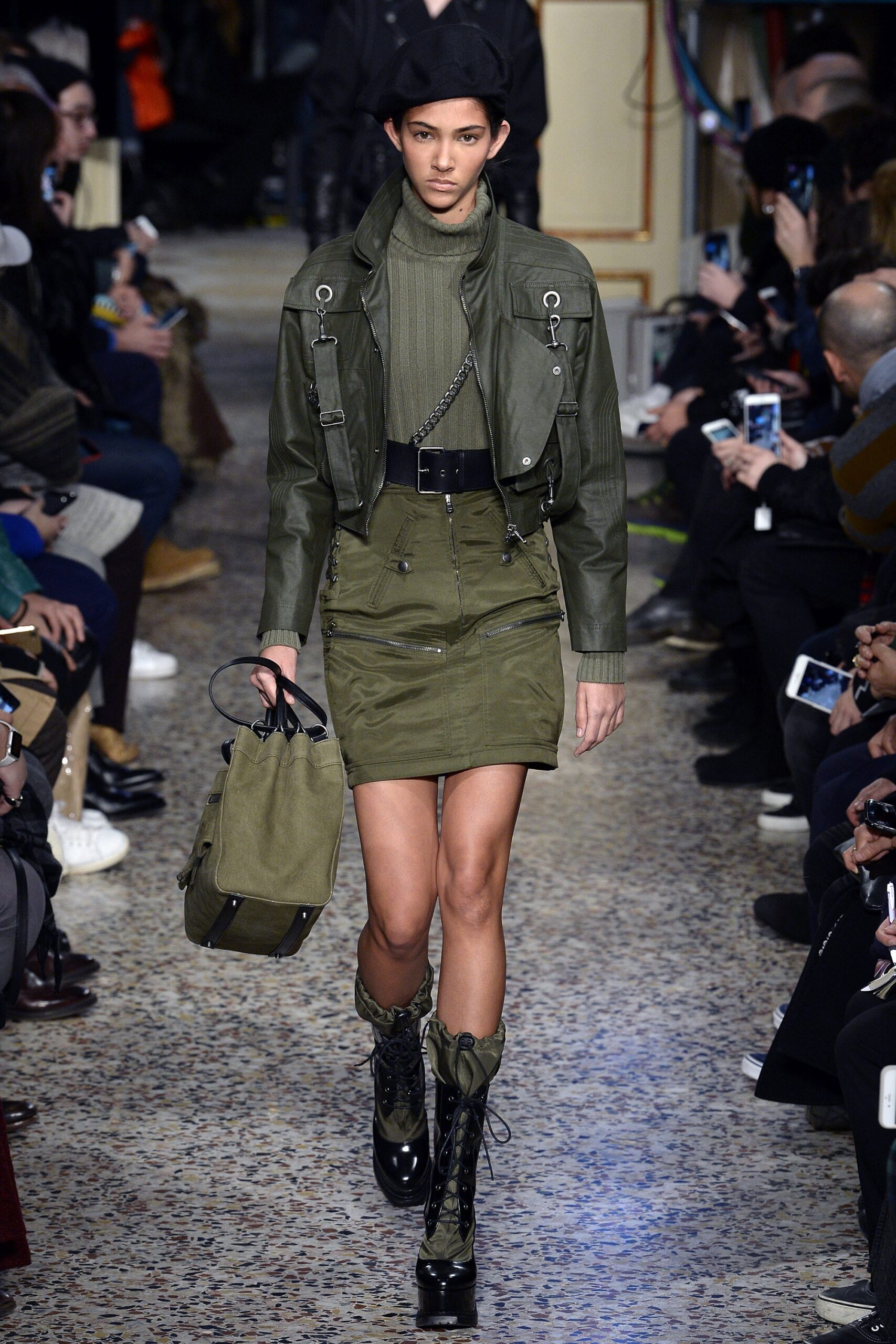 Moschino F/W 17 Look 16