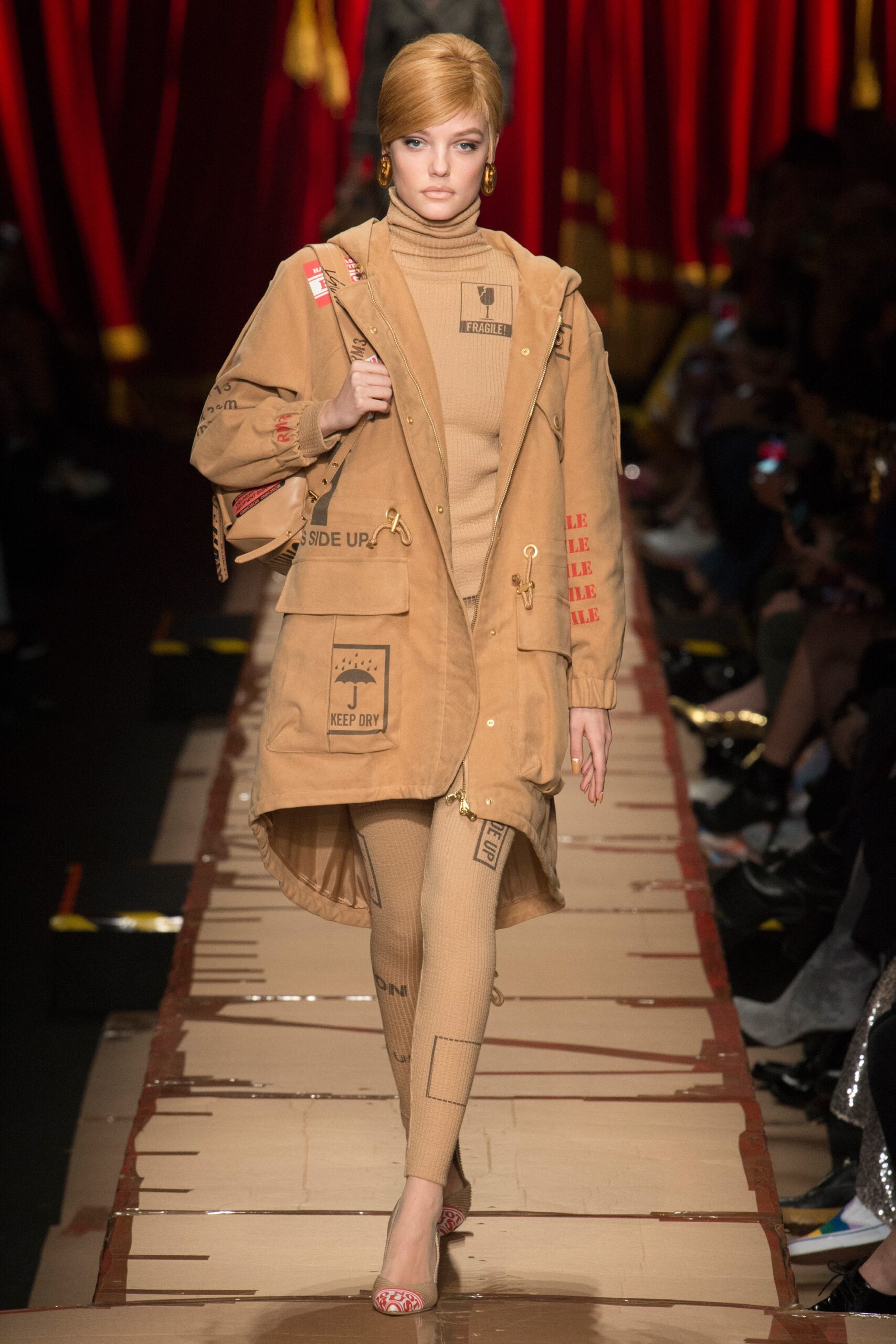 Moschino F/W 17 Look 6