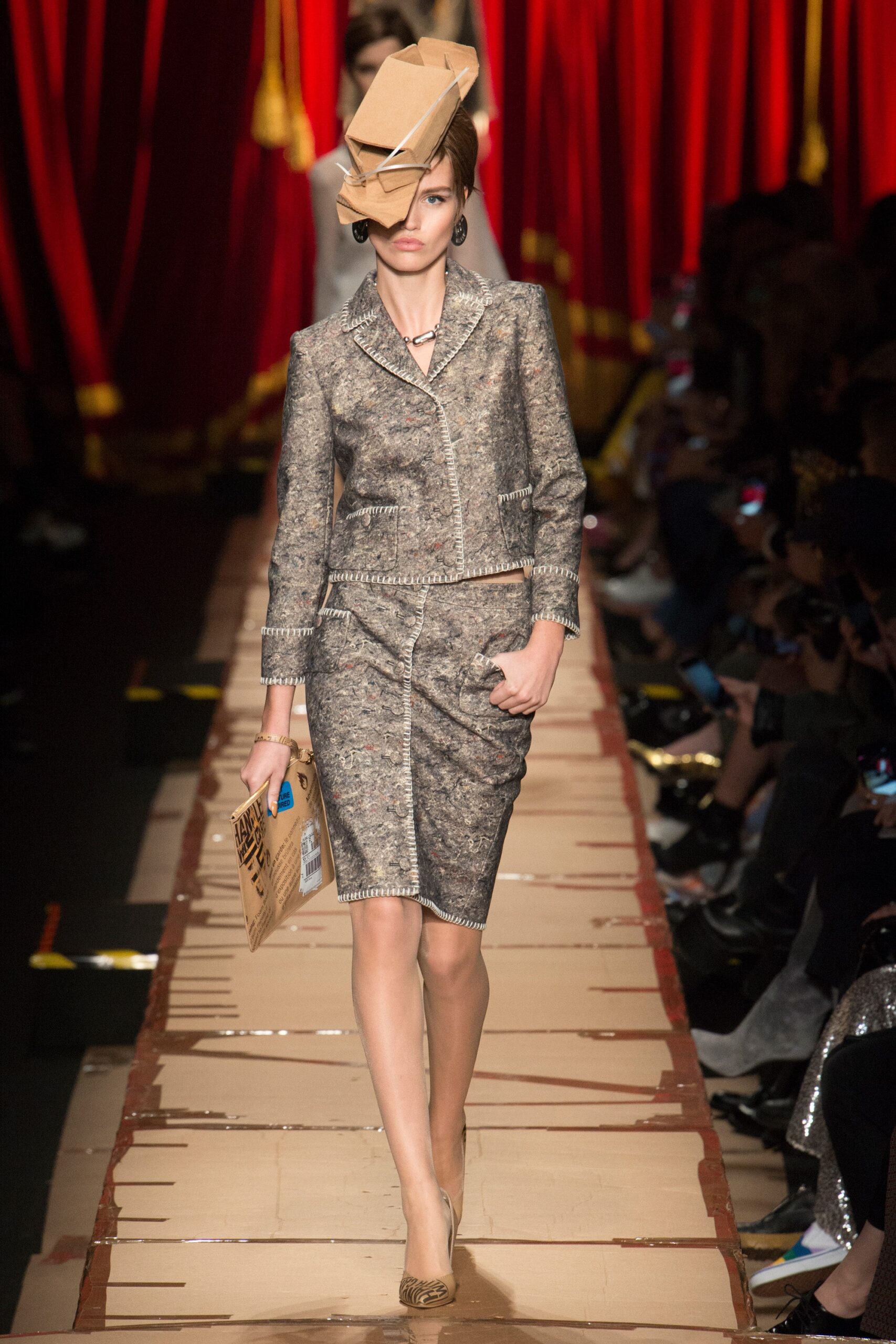 Moschino F/W 17 Look 7
