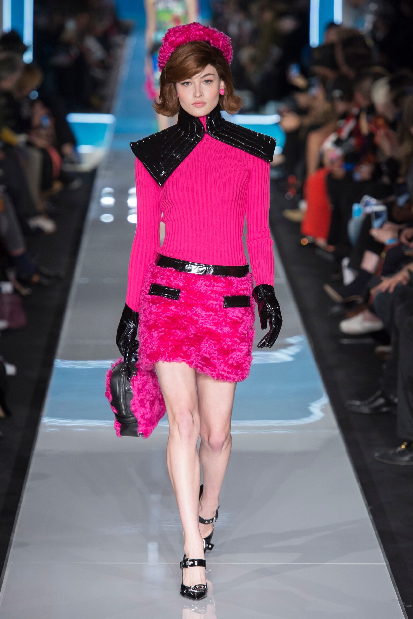 Moschino F/W 18 Look 15