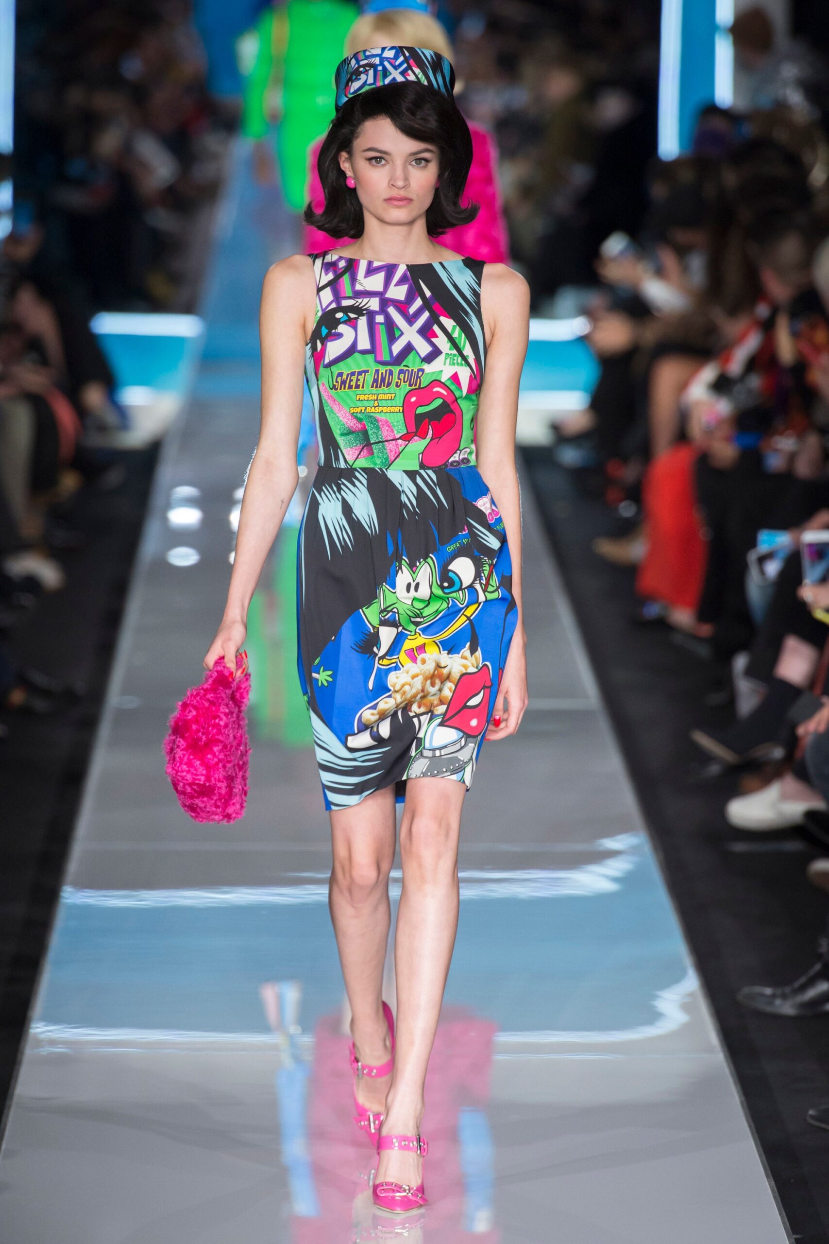 Moschino F/W 18 Look 16