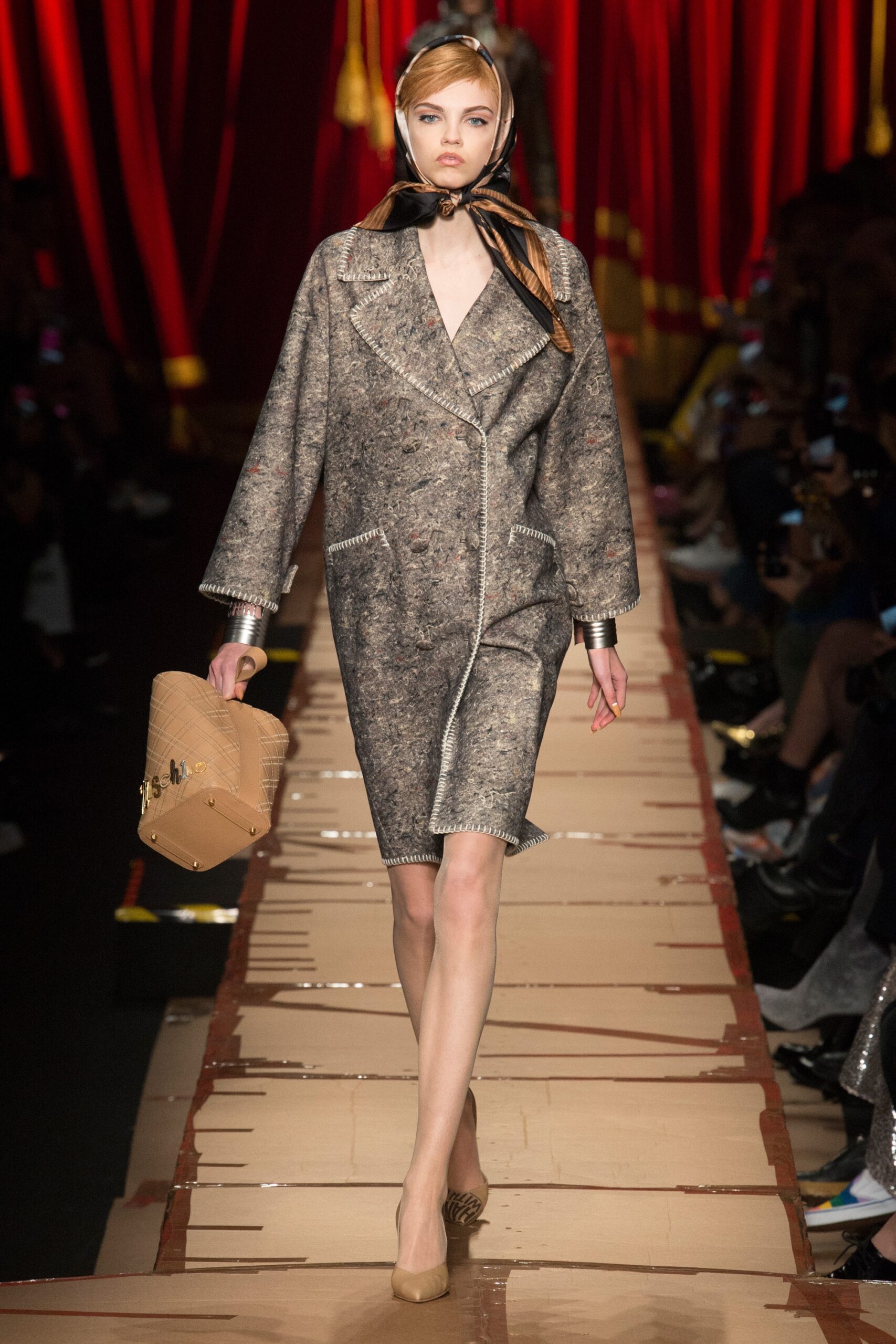 Moschino F/W 17 Look 9