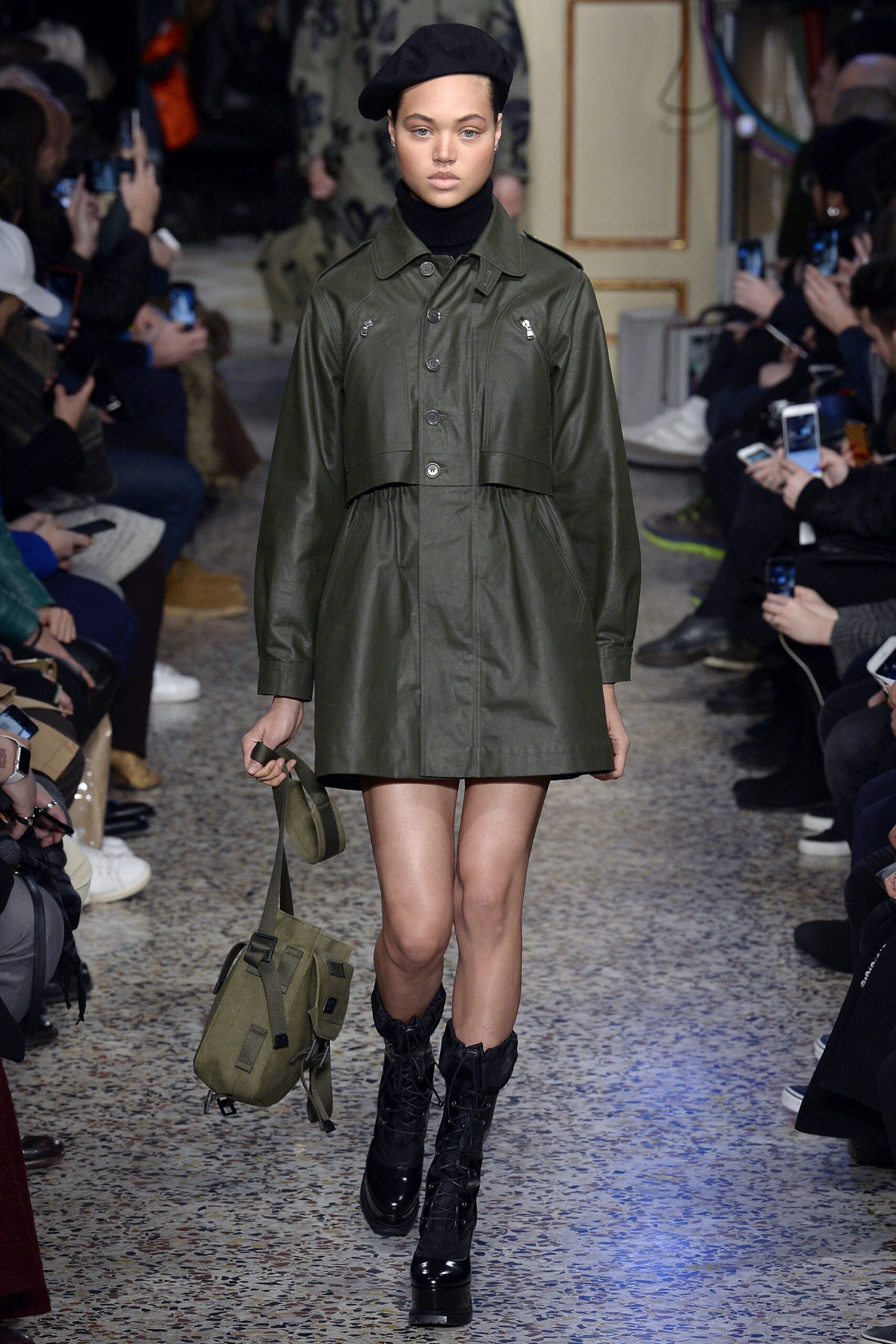 Moschino F/W 17 Look 19