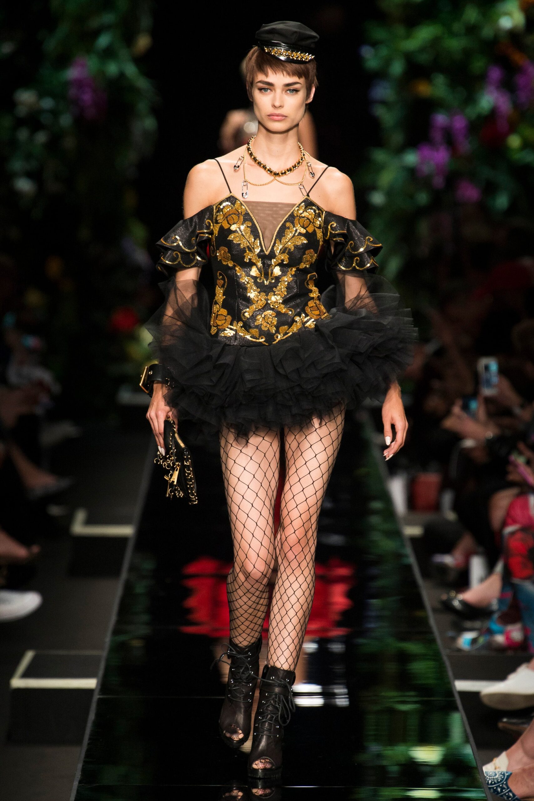 Moschino S/S 18 Look 17