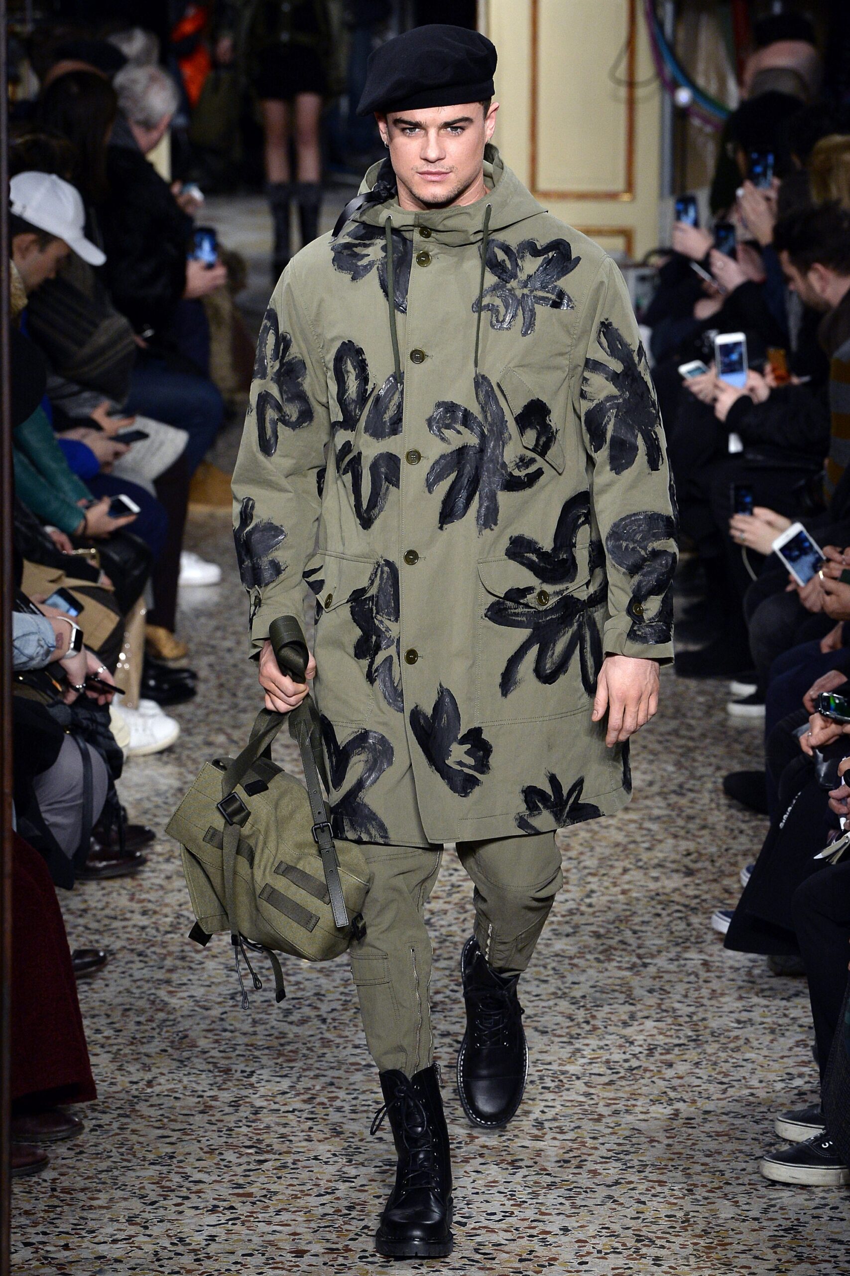 Moschino F/W 17 Look 20