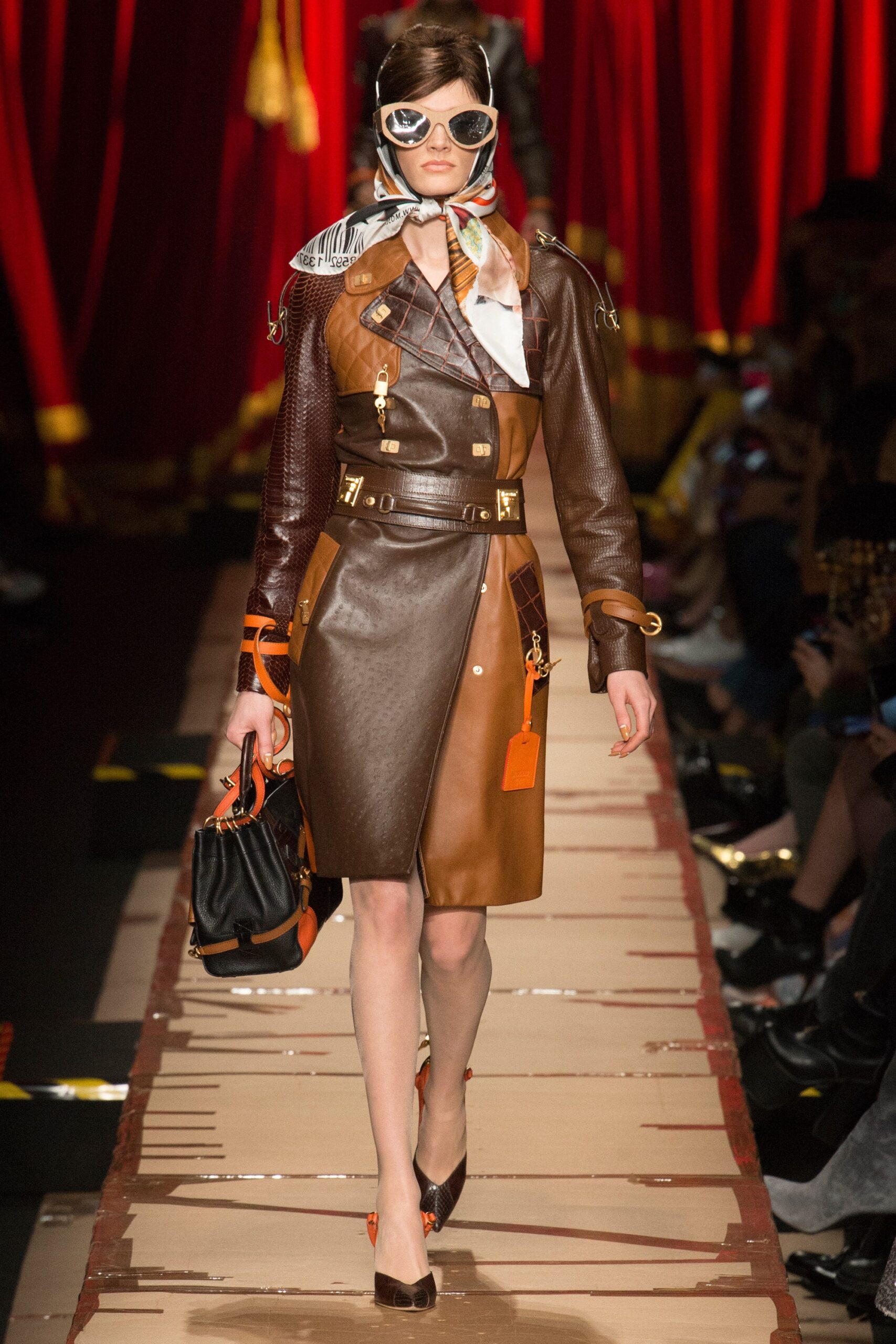 Moschino F/W 17 Look 10