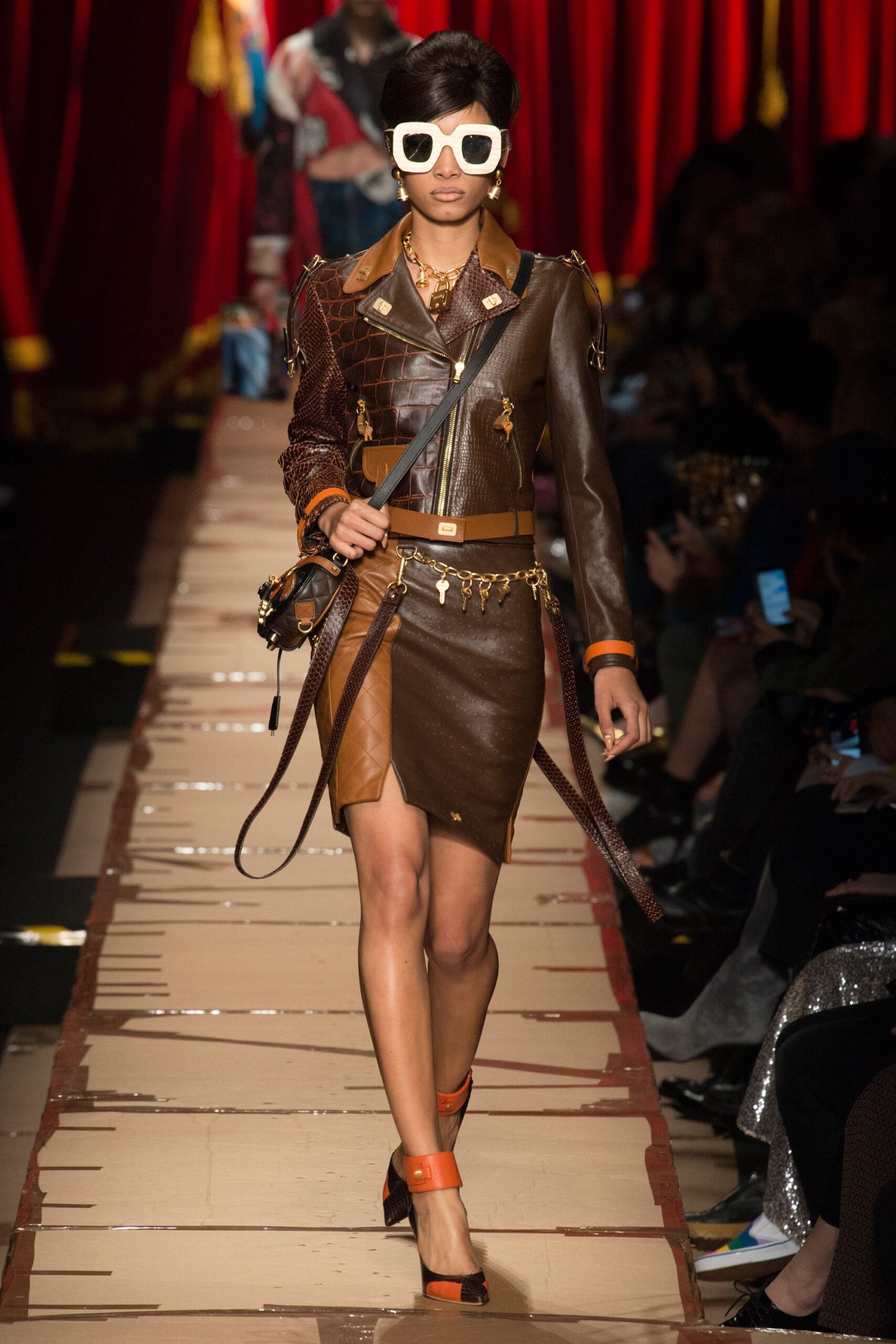 Moschino F/W 17 Look 11