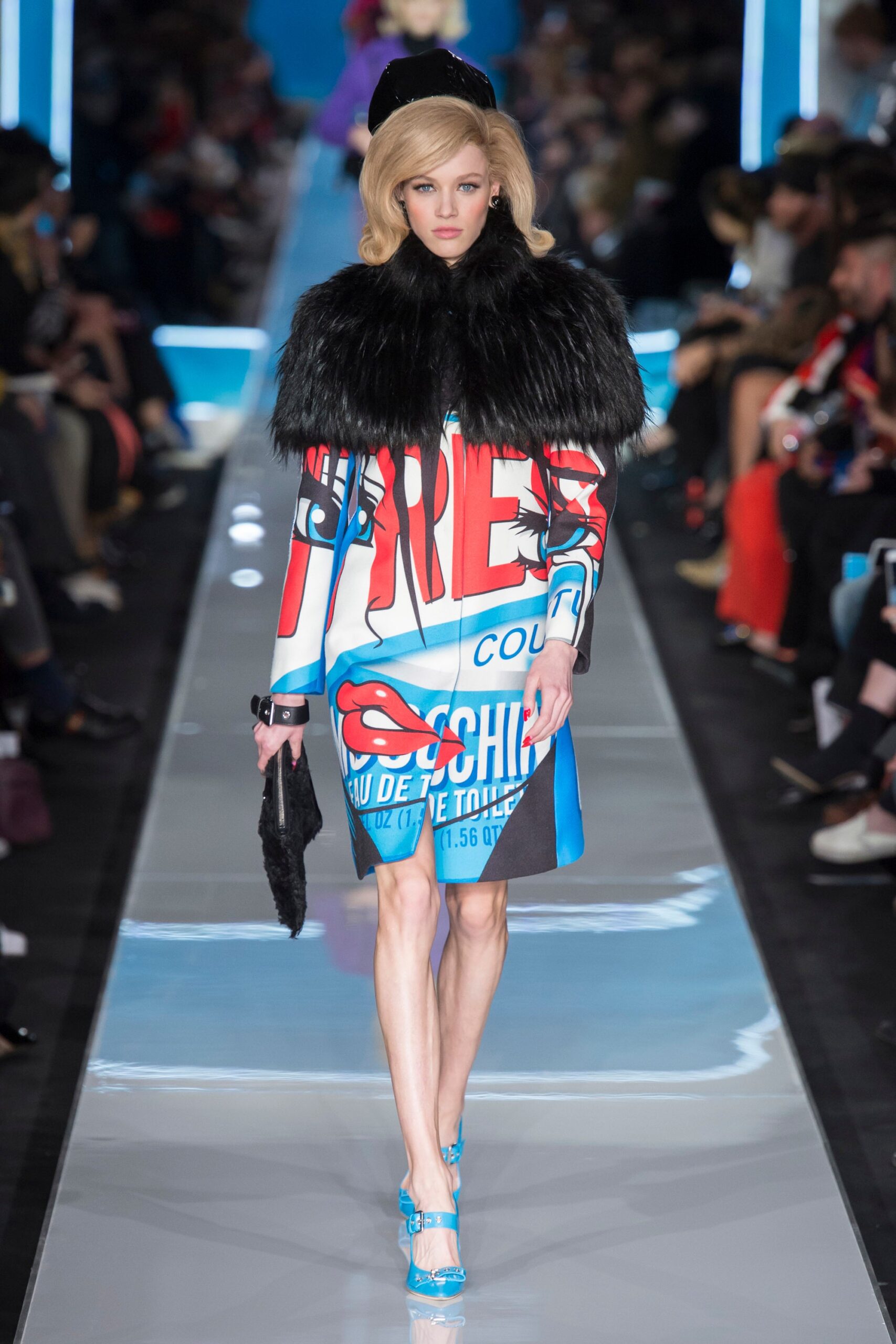 Moschino F/W 18 Look 19