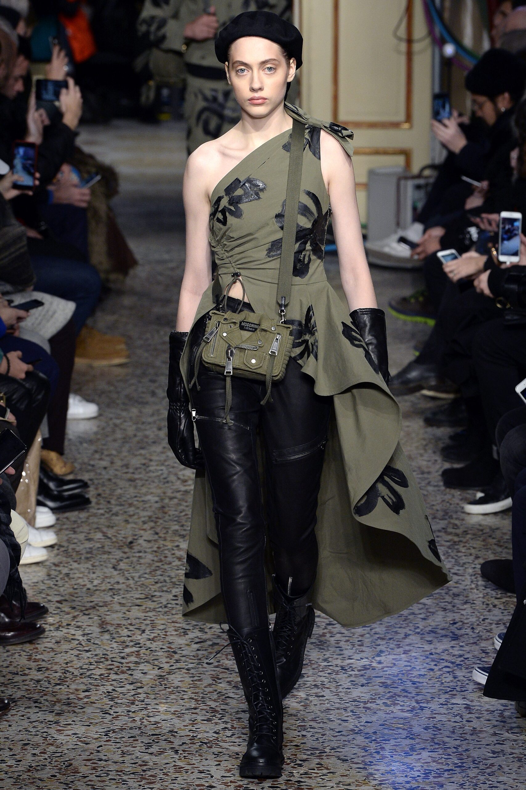 Moschino F/W 17 Look 22