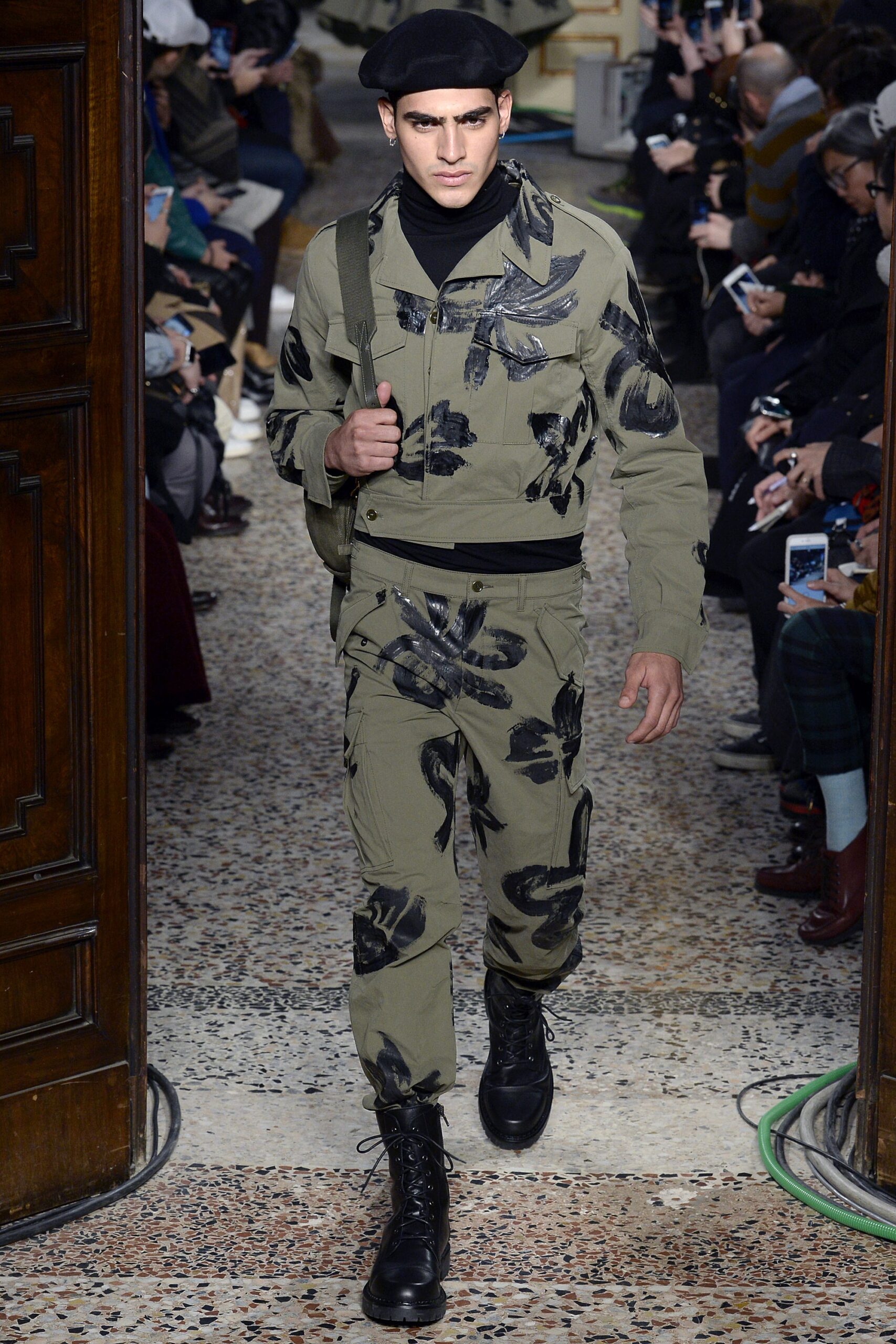 Moschino F/W 17 Look 23