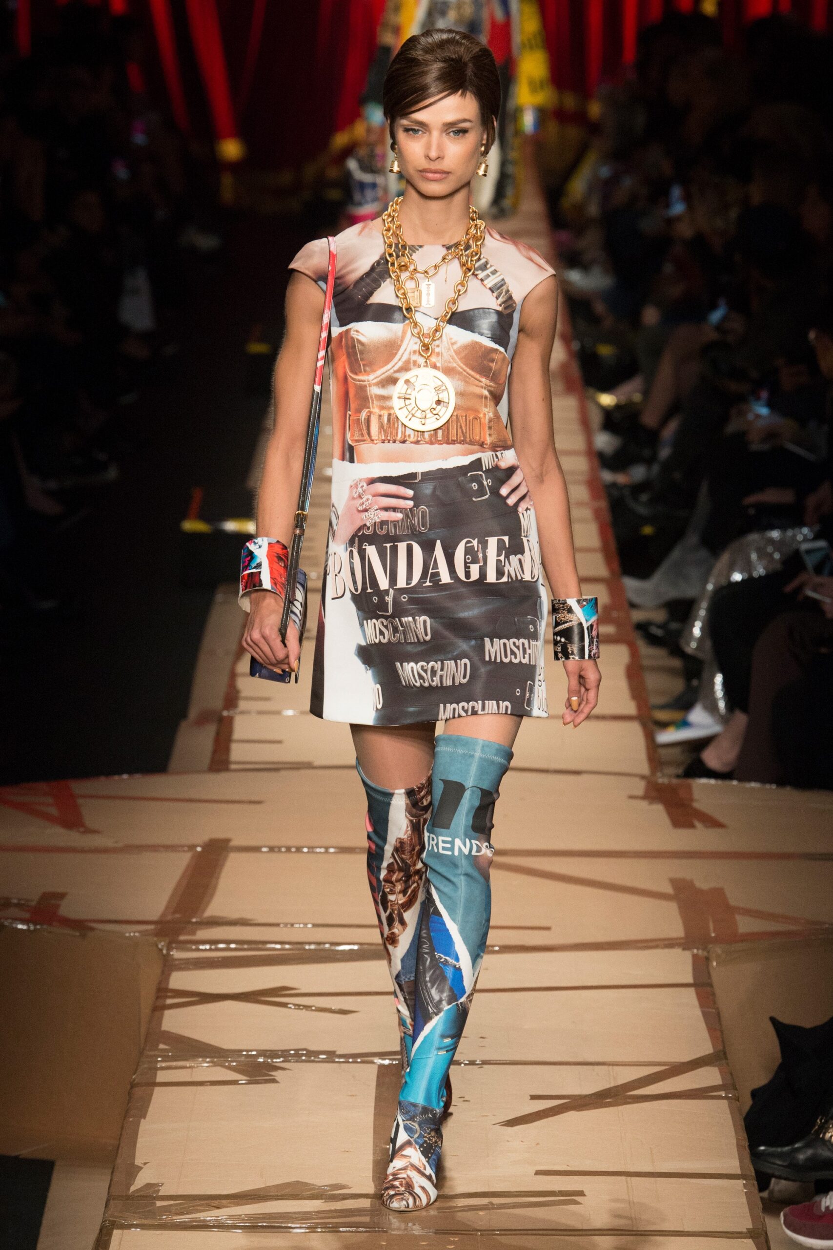 Moschino F/W 17 Look 13