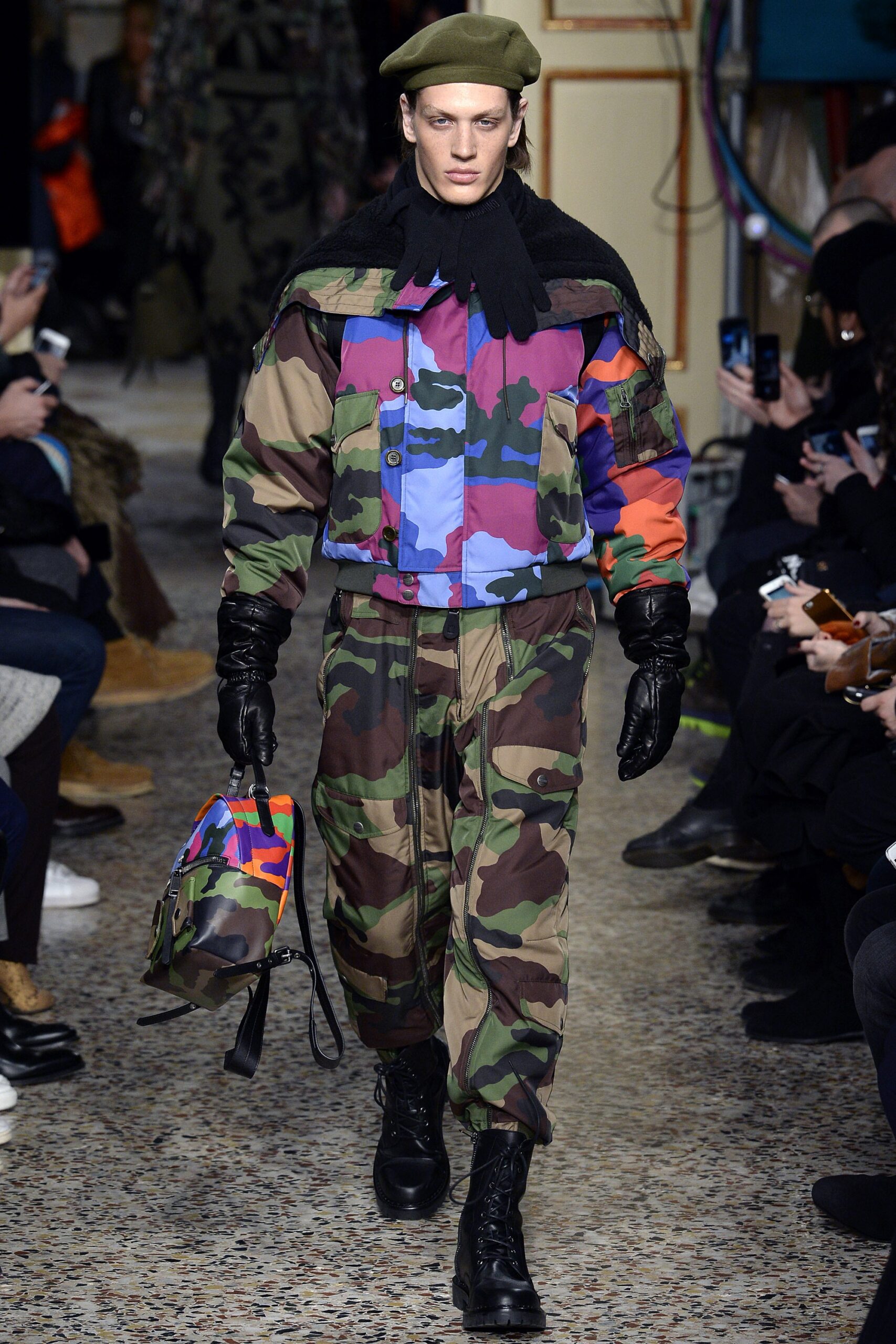 Moschino F/W 17 Look 24