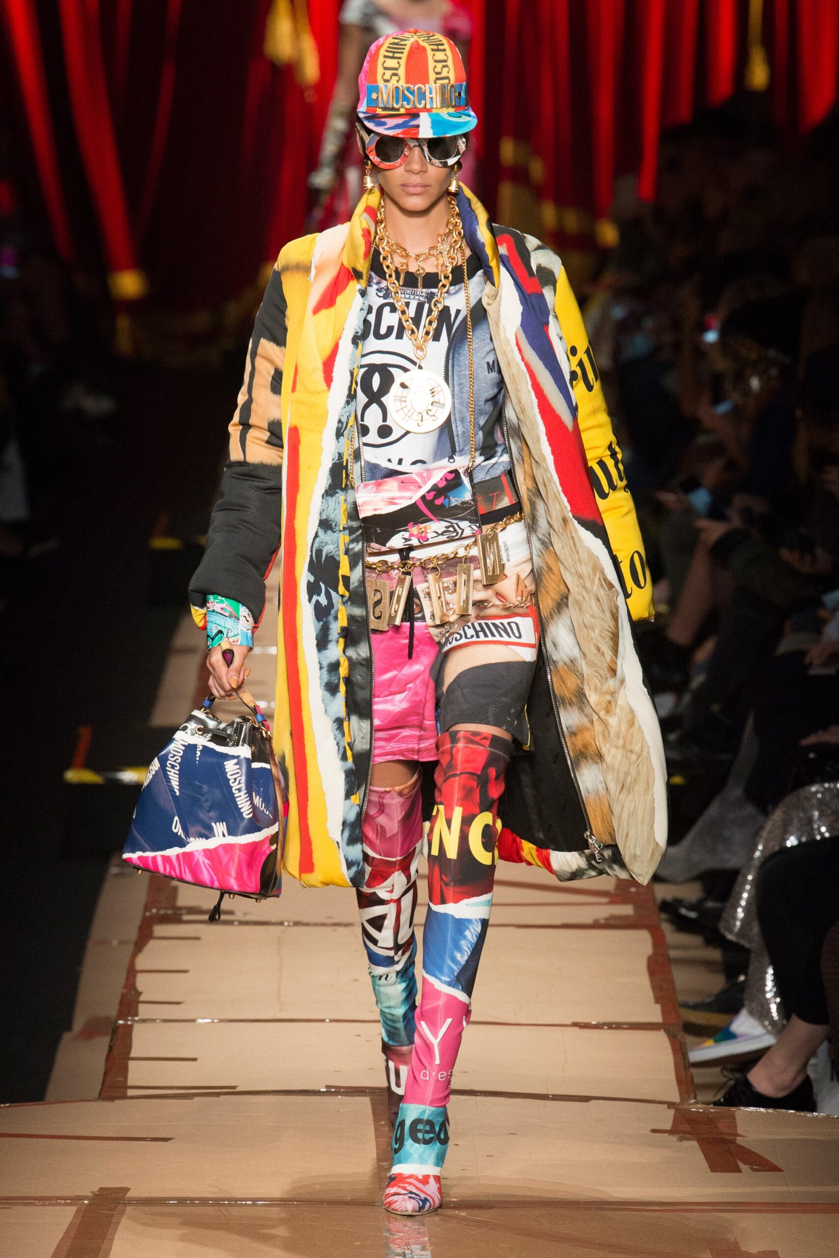 Moschino F/W 17 Look 14