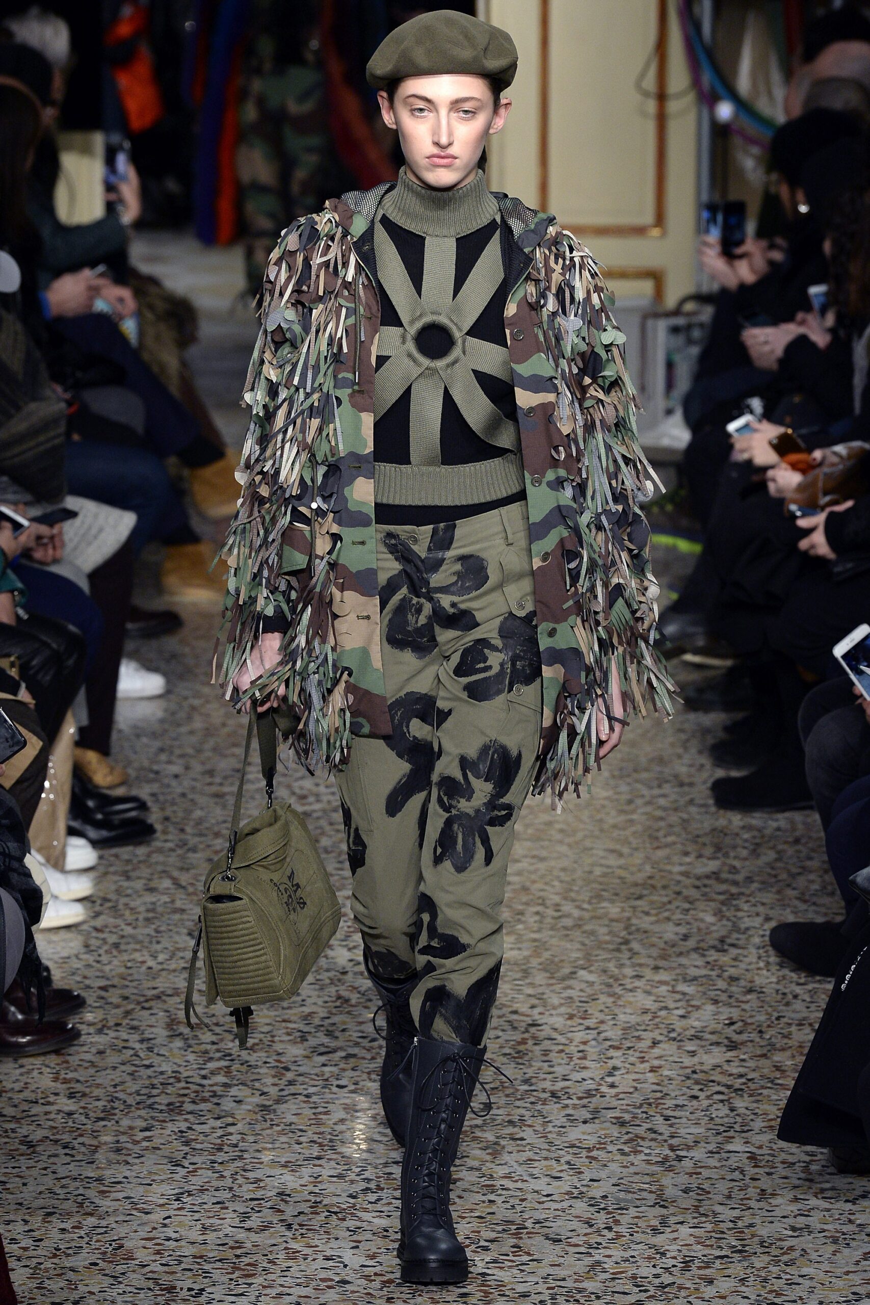 Moschino F/W 17 Look 25