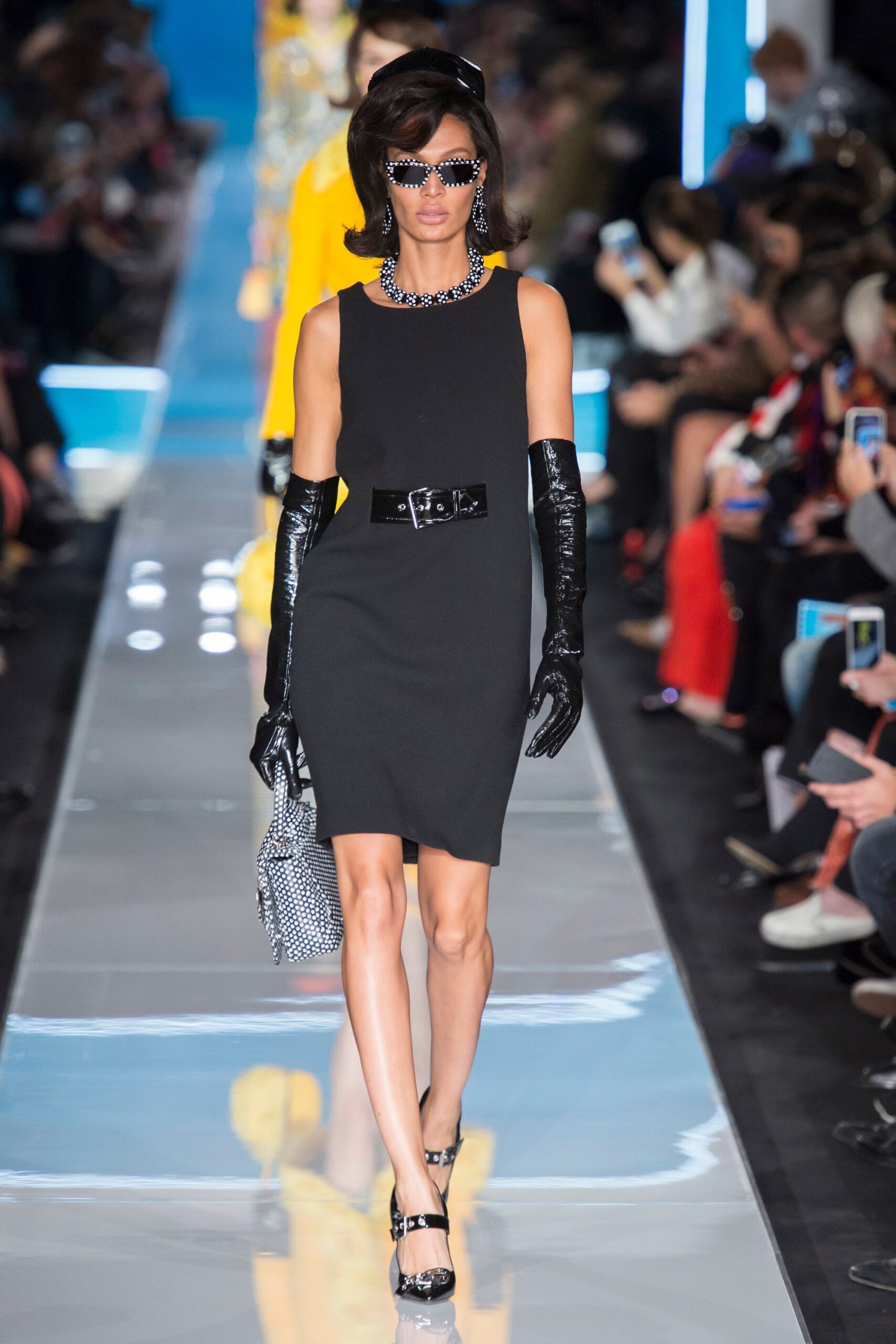 Moschino F/W 18 Look 24