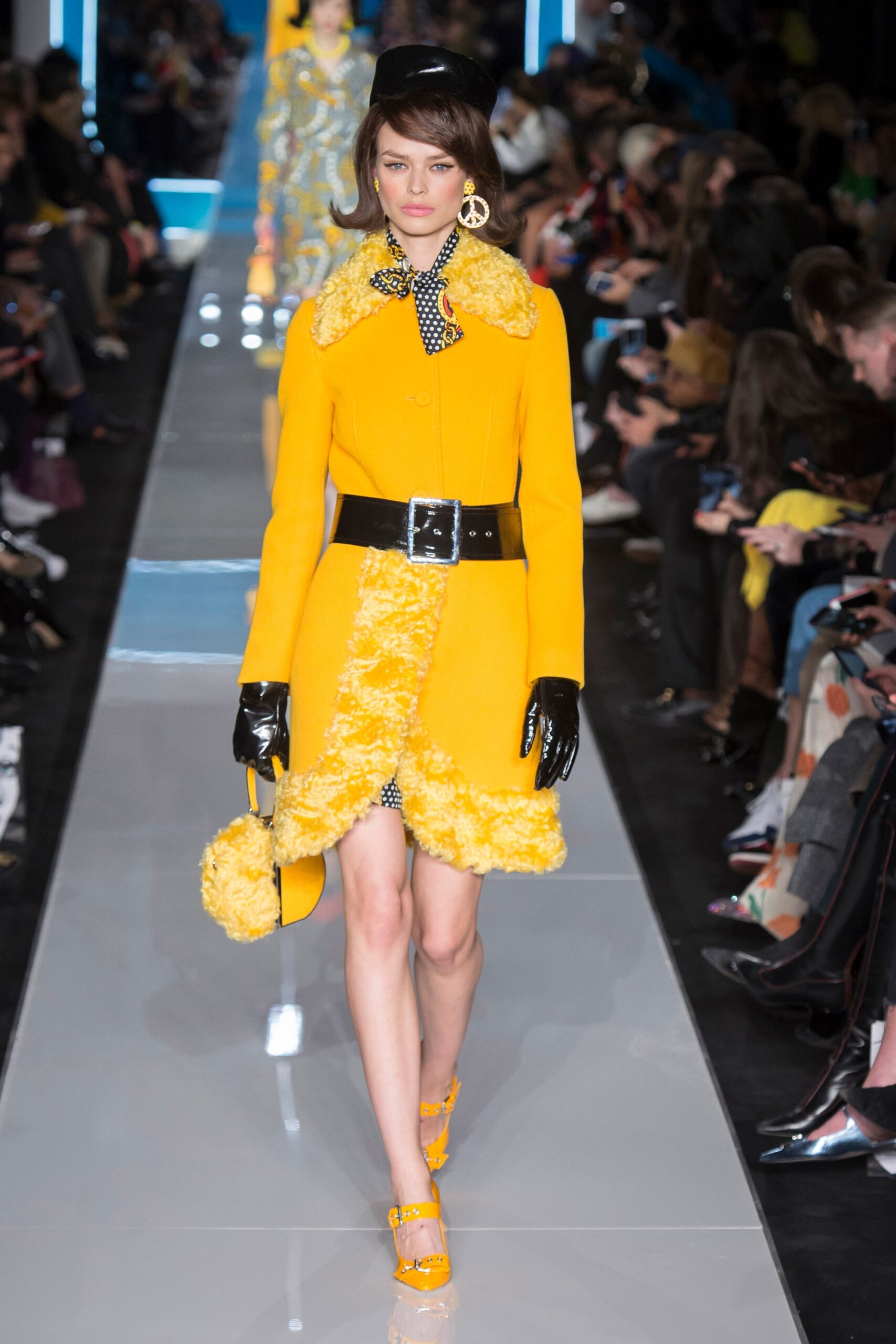 Moschino F/W 18 Look 25