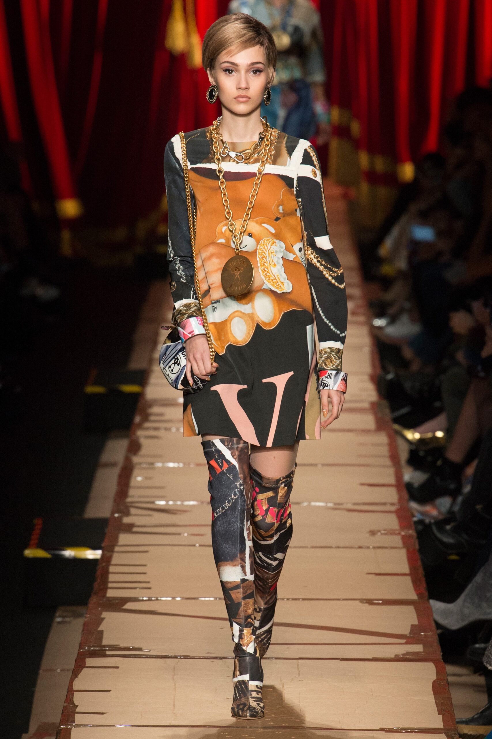 Moschino F/W 17 Look 17