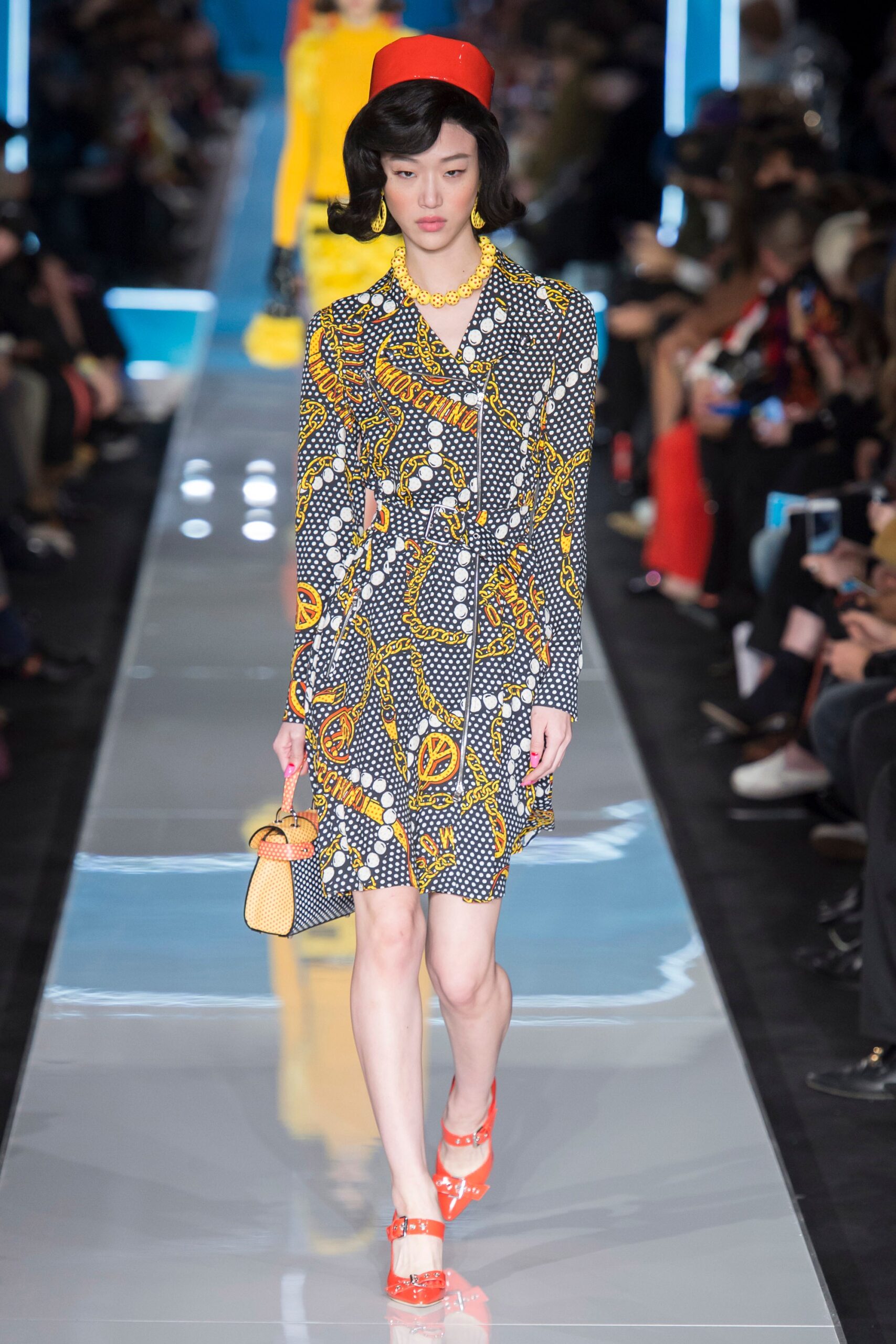 Moschino F/W 18 Look 26