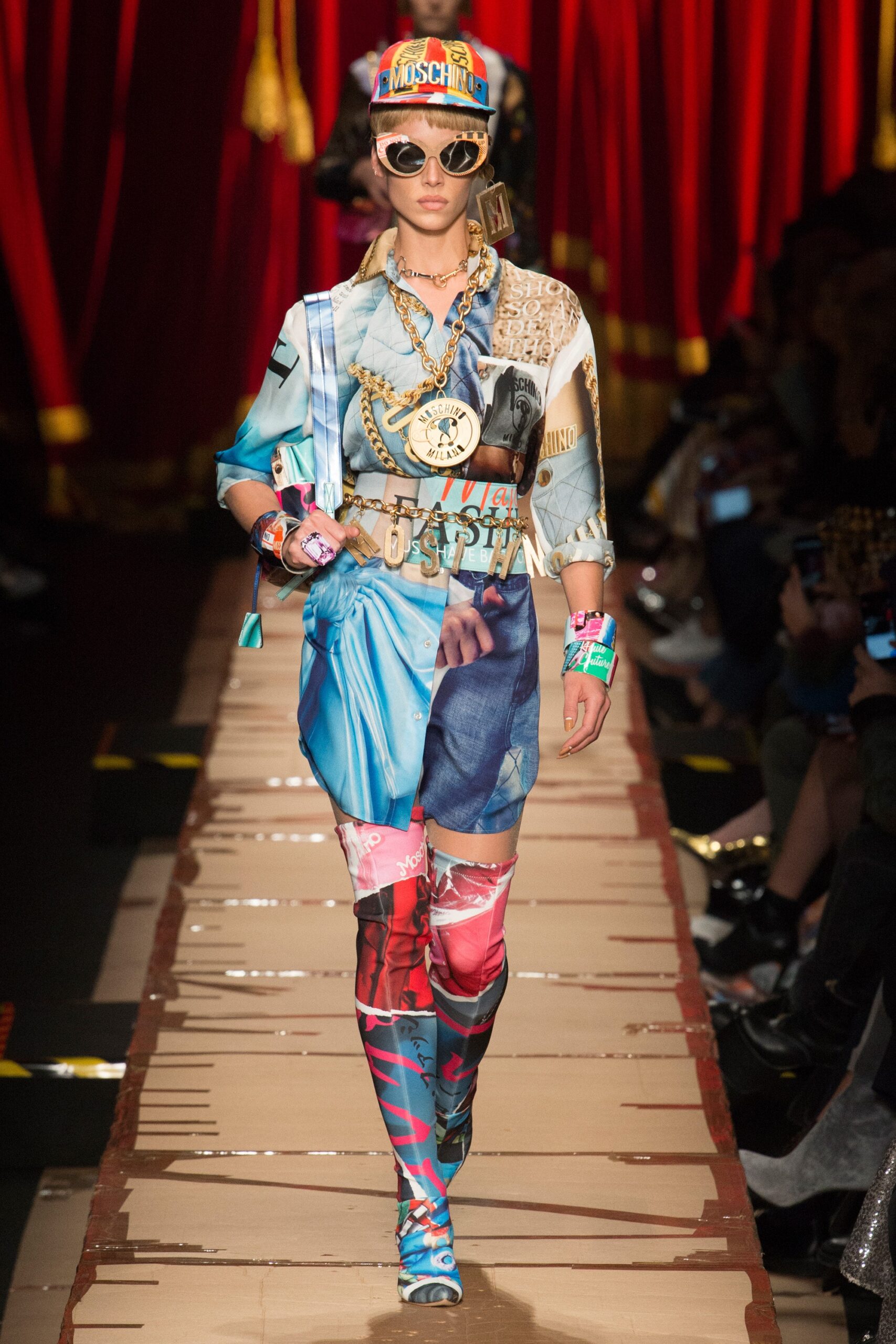 Moschino F/W 17 Look 18