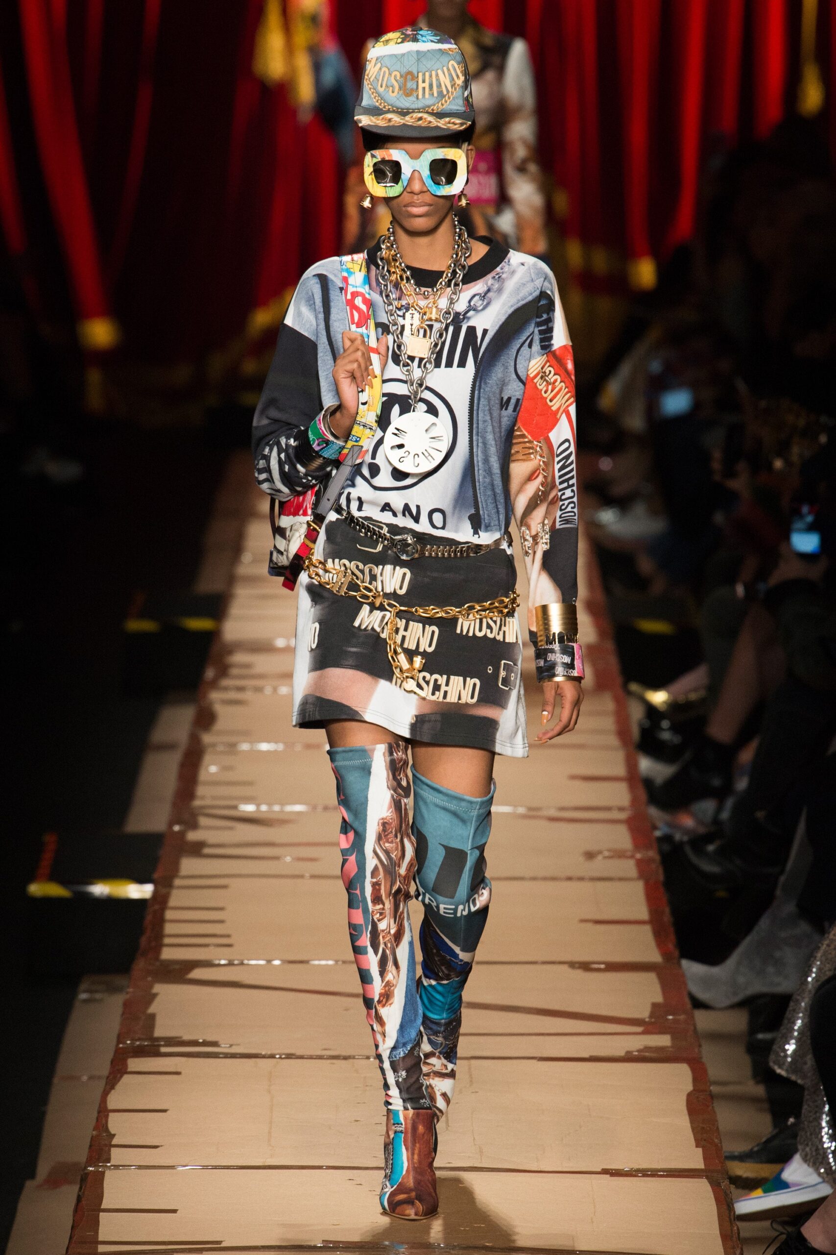 Moschino F/W 17 Look 19