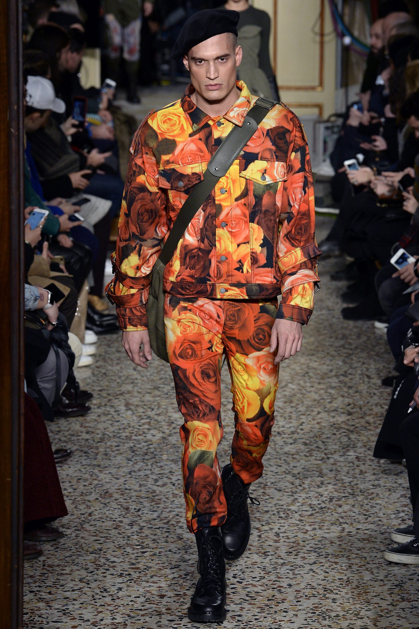 Moschino F/W 17 Look 28