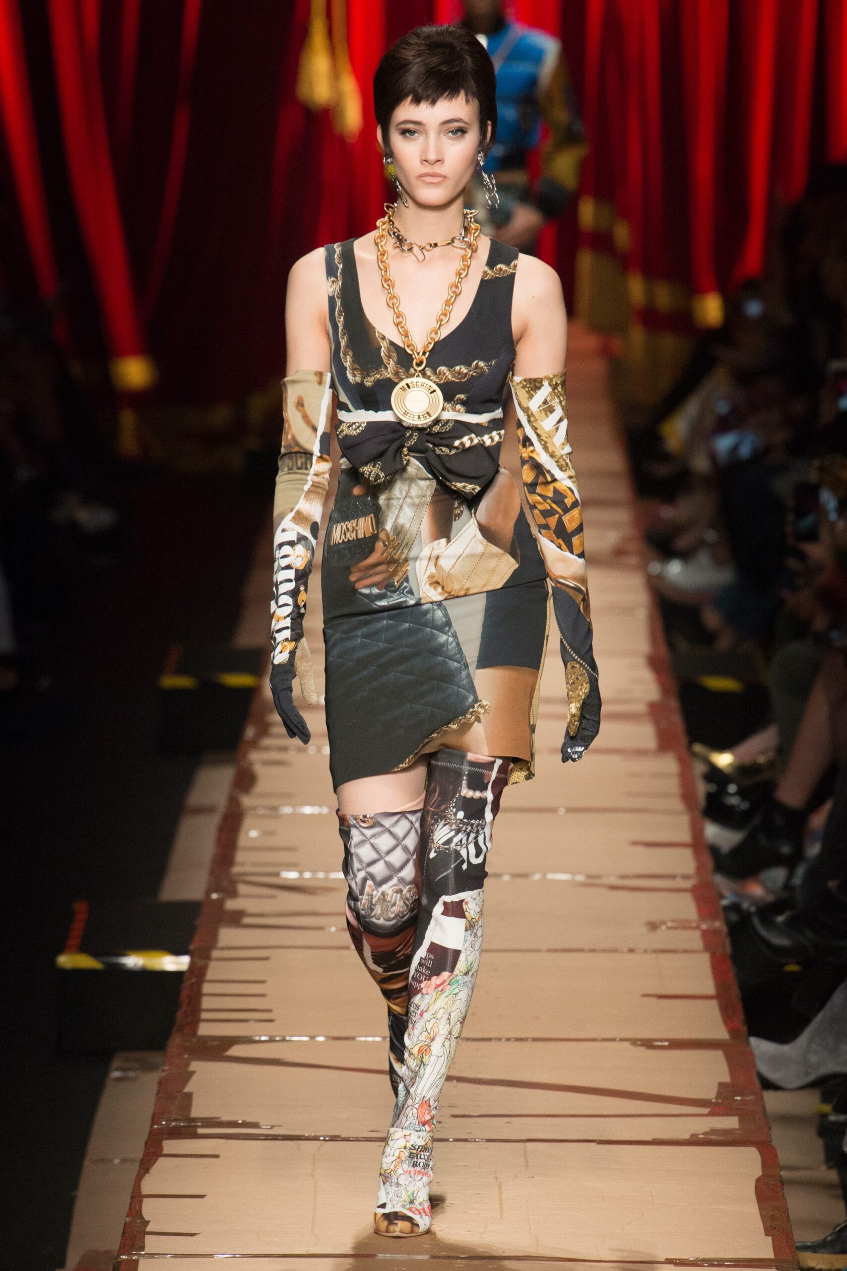 Moschino F/W 17 Look 21